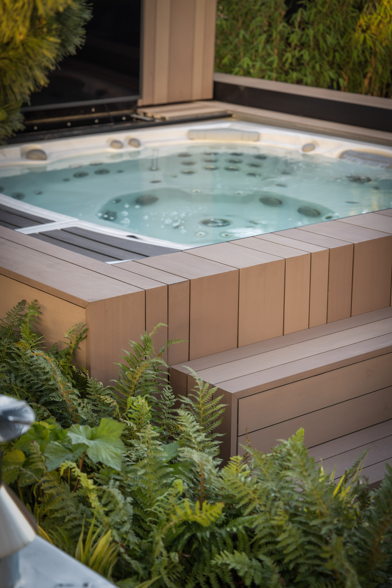 jacuzzi met uitschuif tv