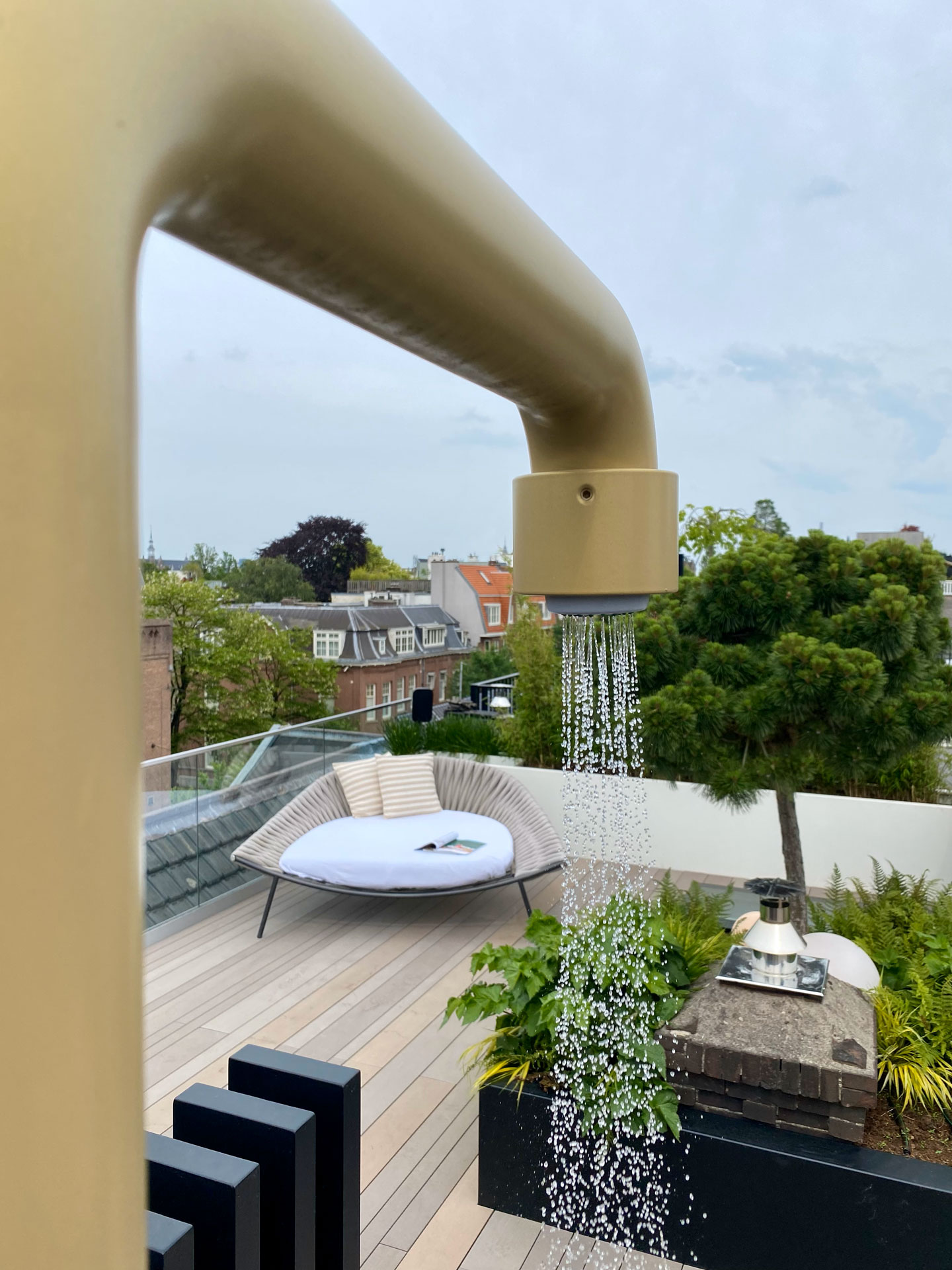 gouden buiten douche op dakterras