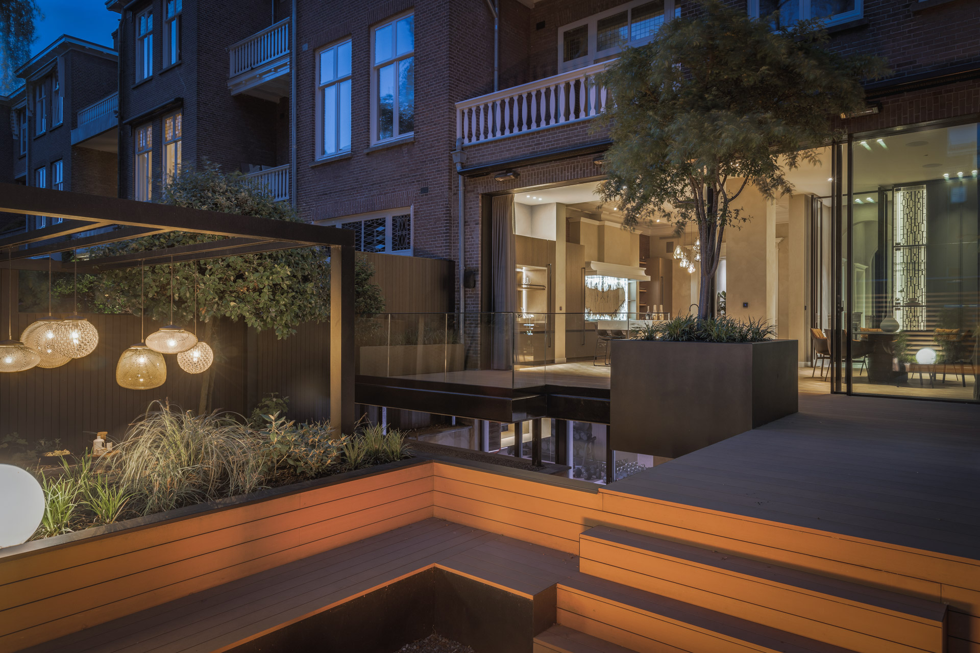 loungehoek met sfeervolle verlichting in de avond