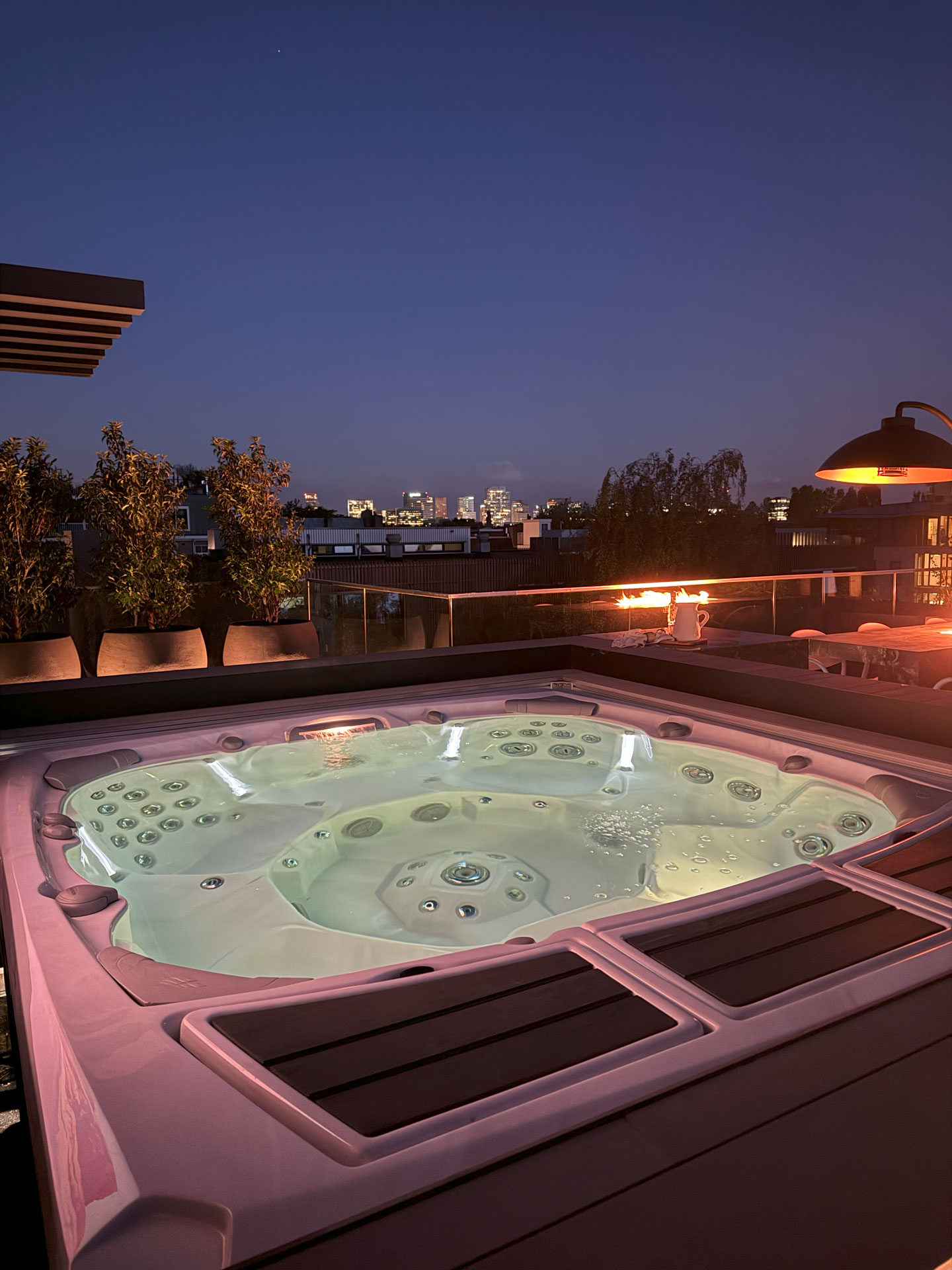 rooftop met sfeerverlichting in de avond