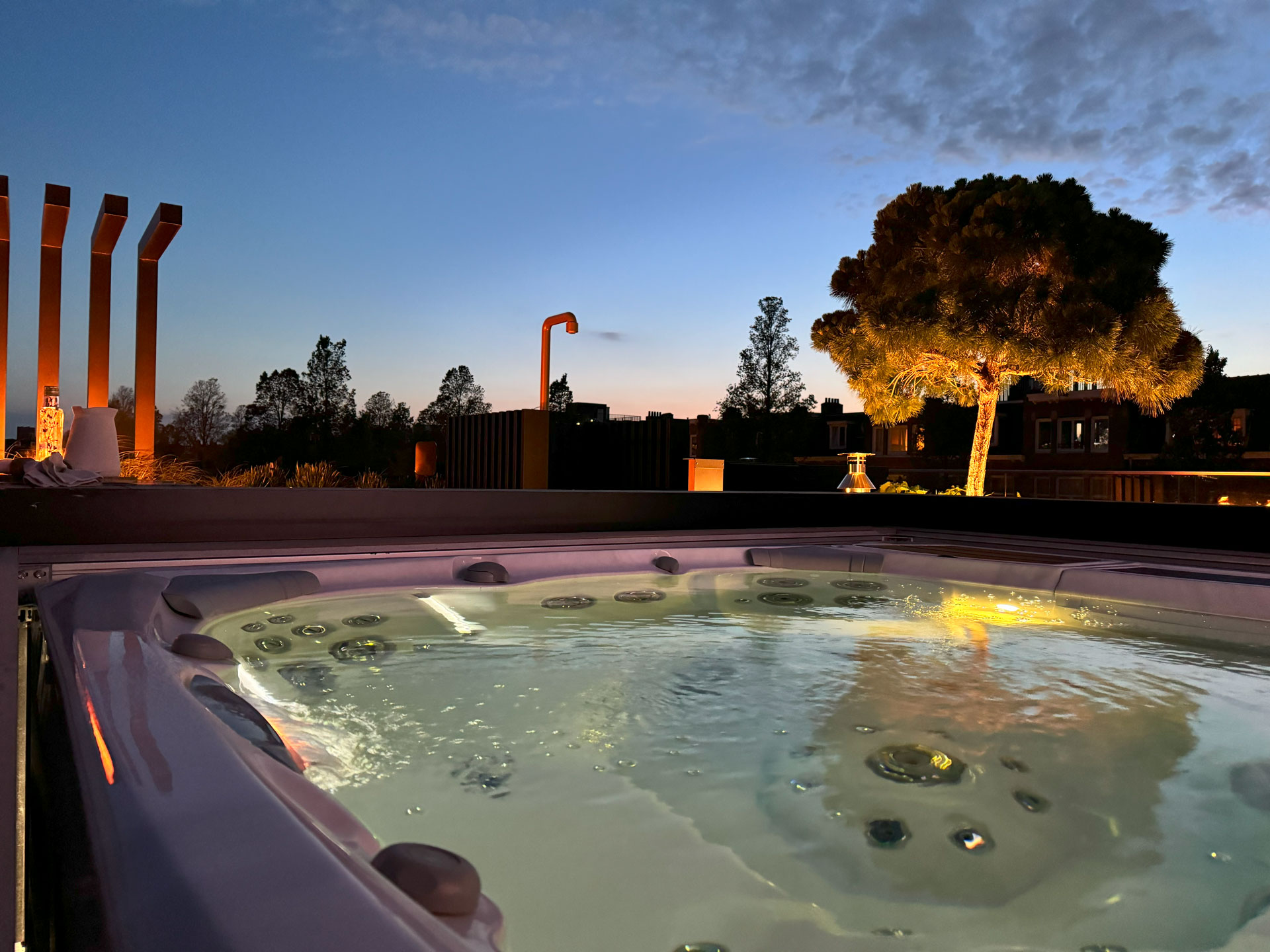 verlichte jacuzzi met sfeerverlichting er om heen