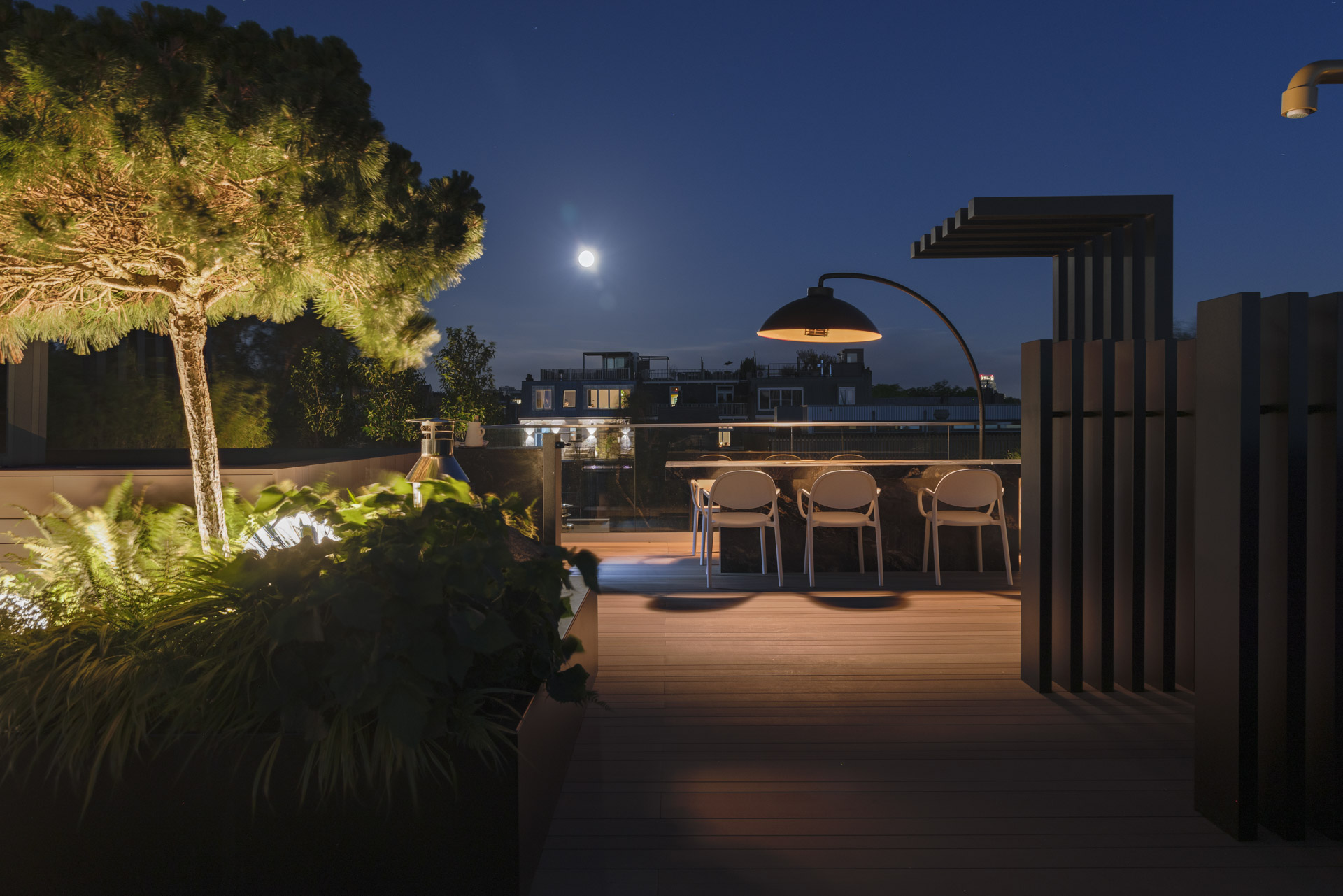sfeervol dakterras in de avond
