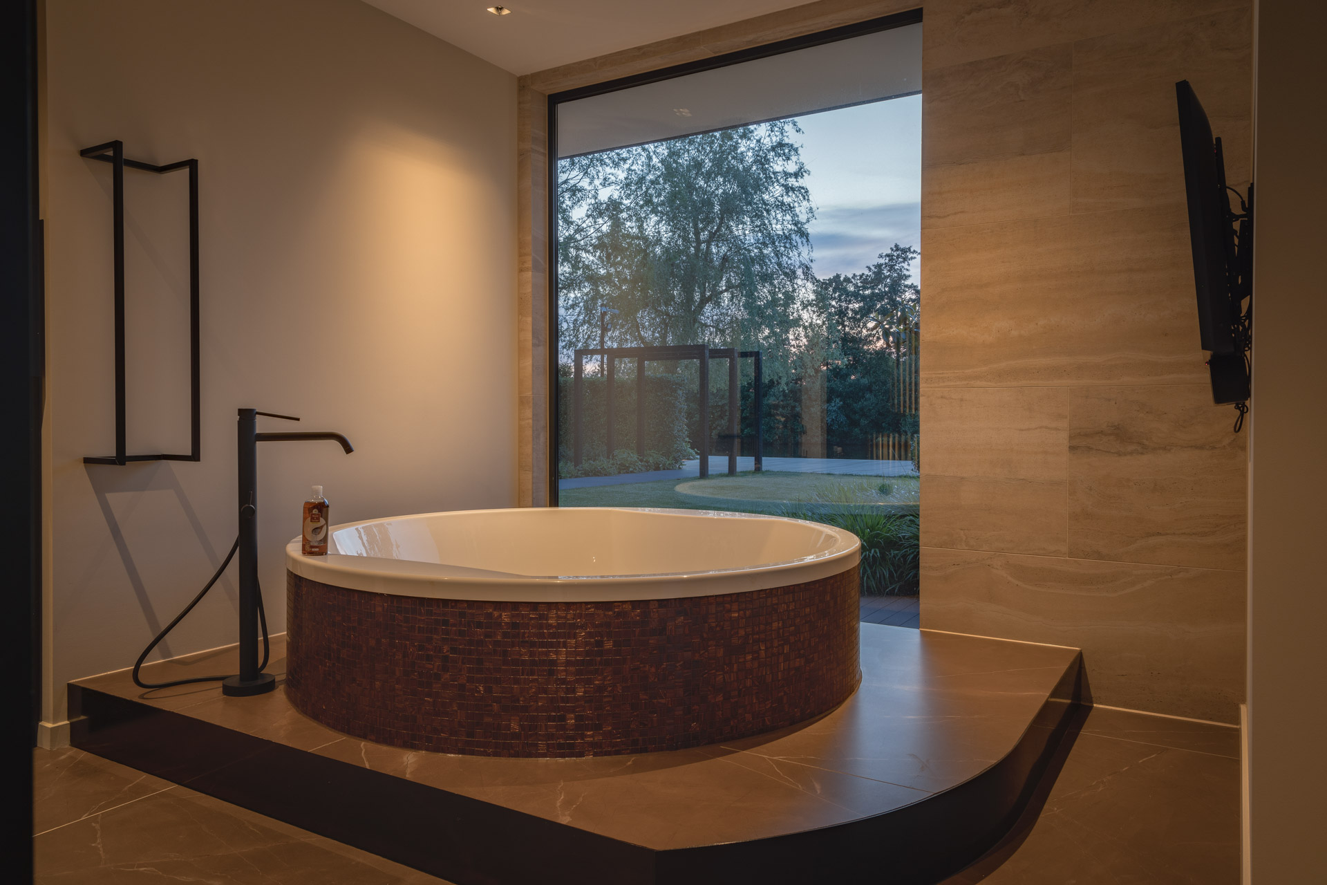 21 ligbad tuinzicht luxe ligbad met tv aan de muur
