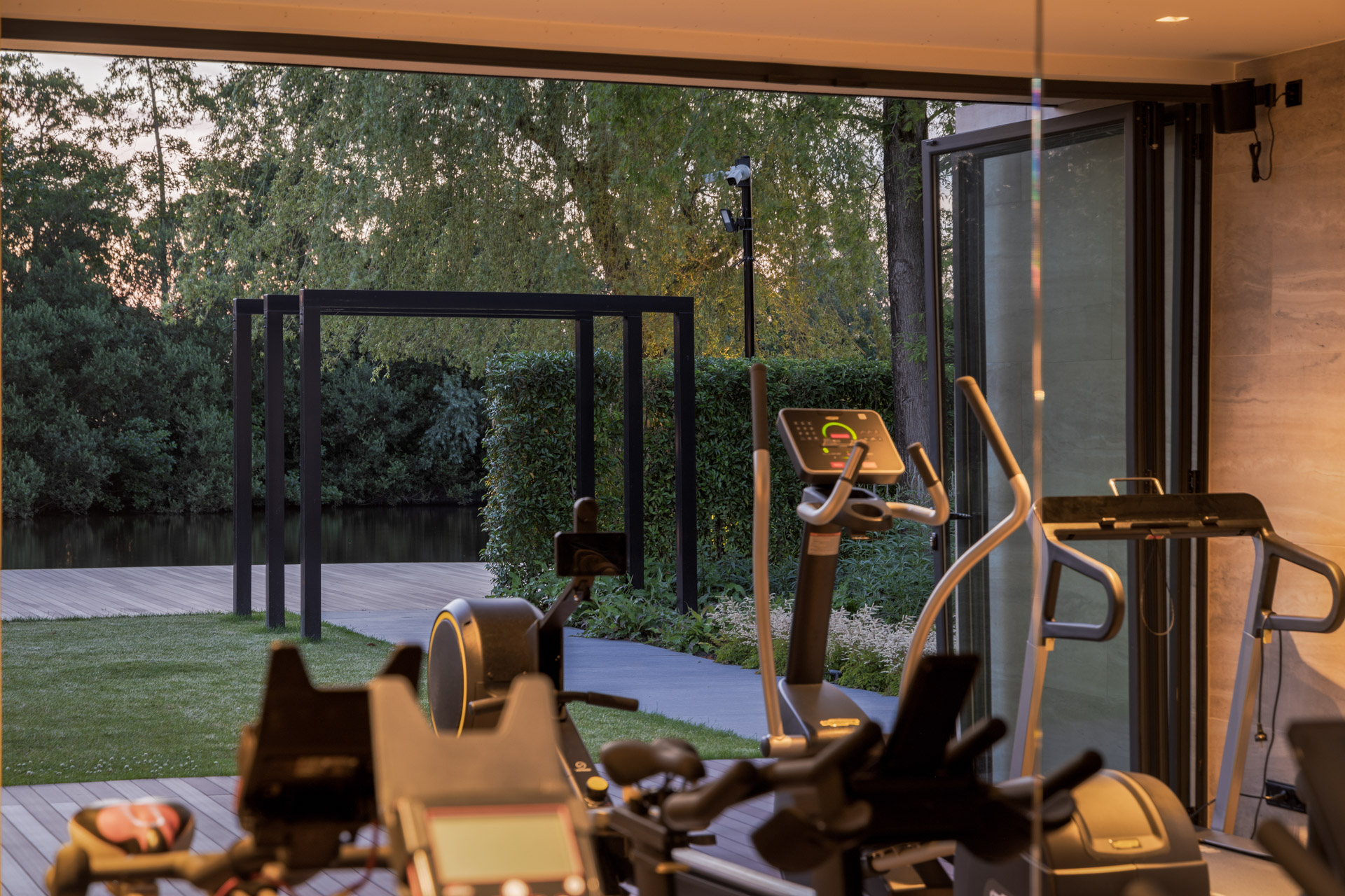 22 gym buiten groot poolhouse met een gym