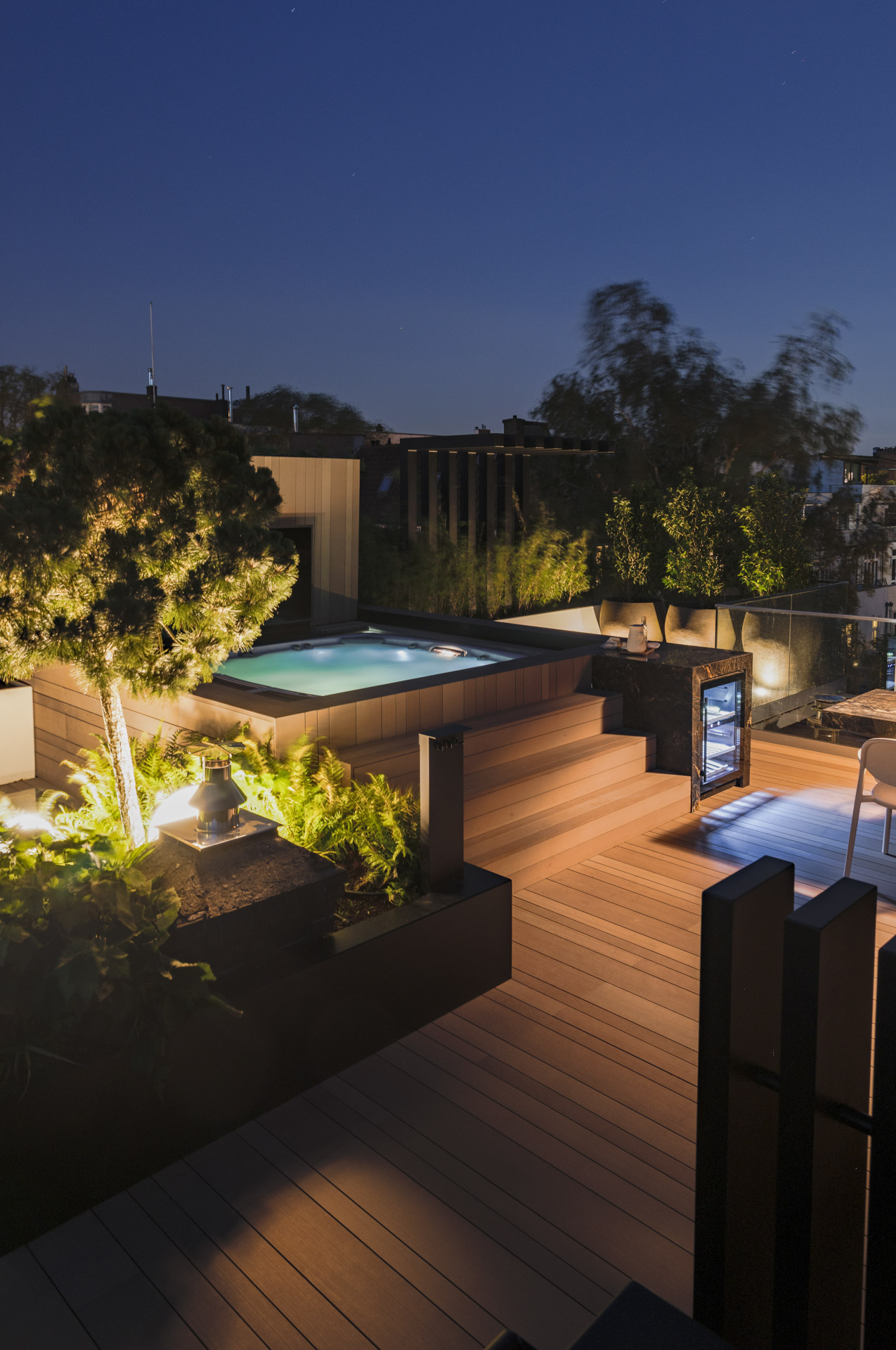 jacuzzi verlicht in de avond