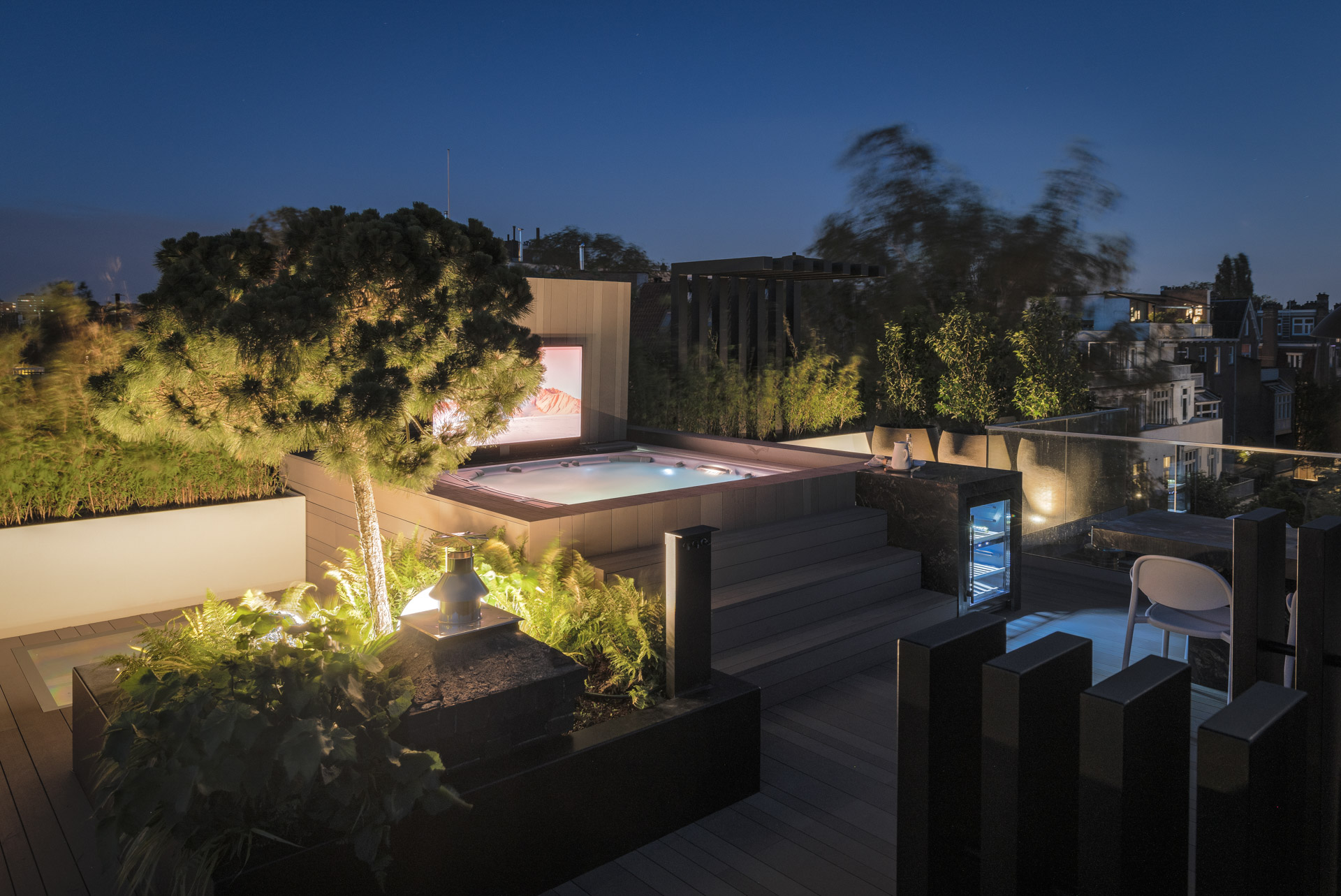 sfeervol wellness dakterras in de avond