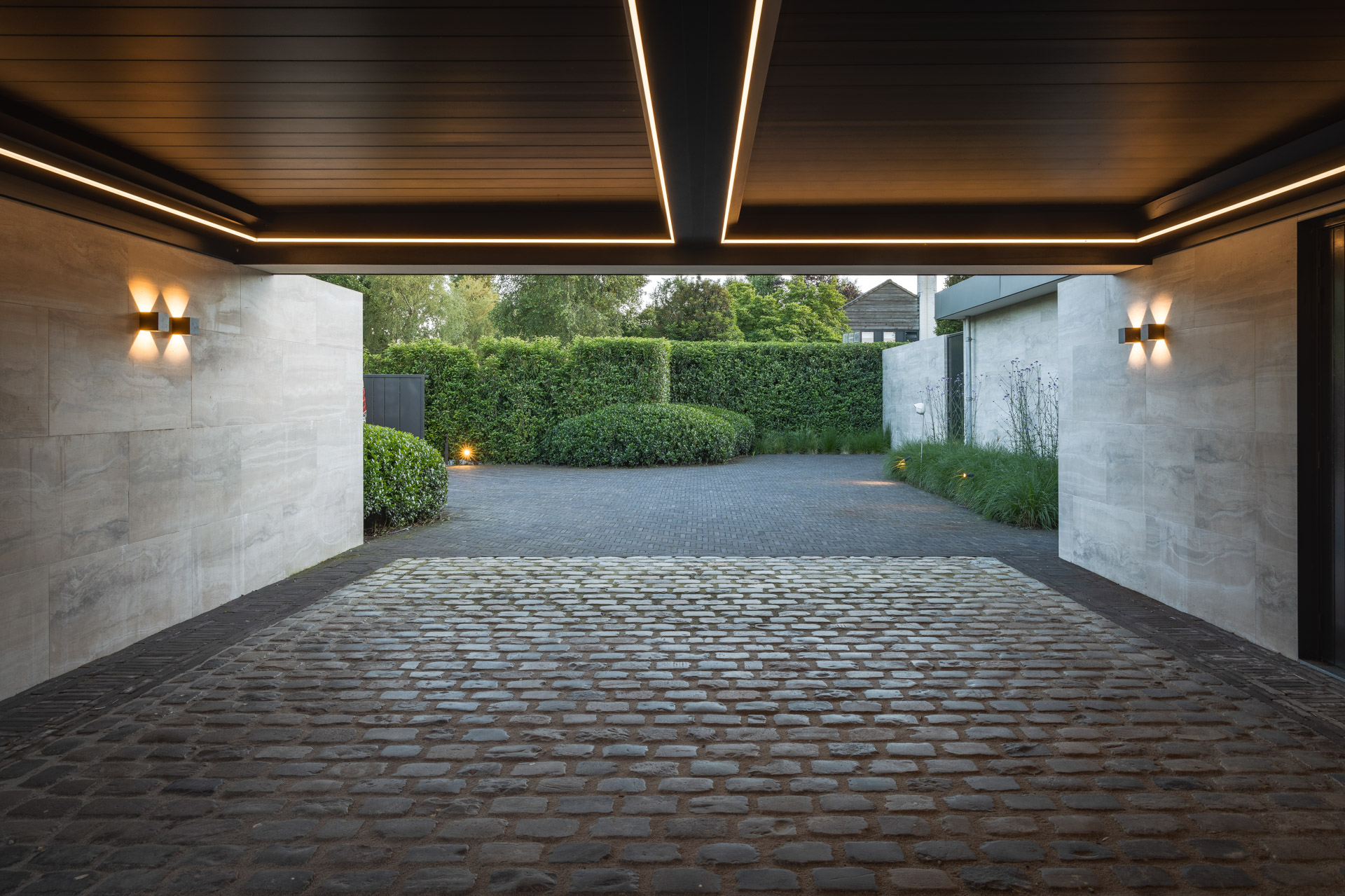 24 carpoort LED carpoort met sfeervolle led strips en spotjes