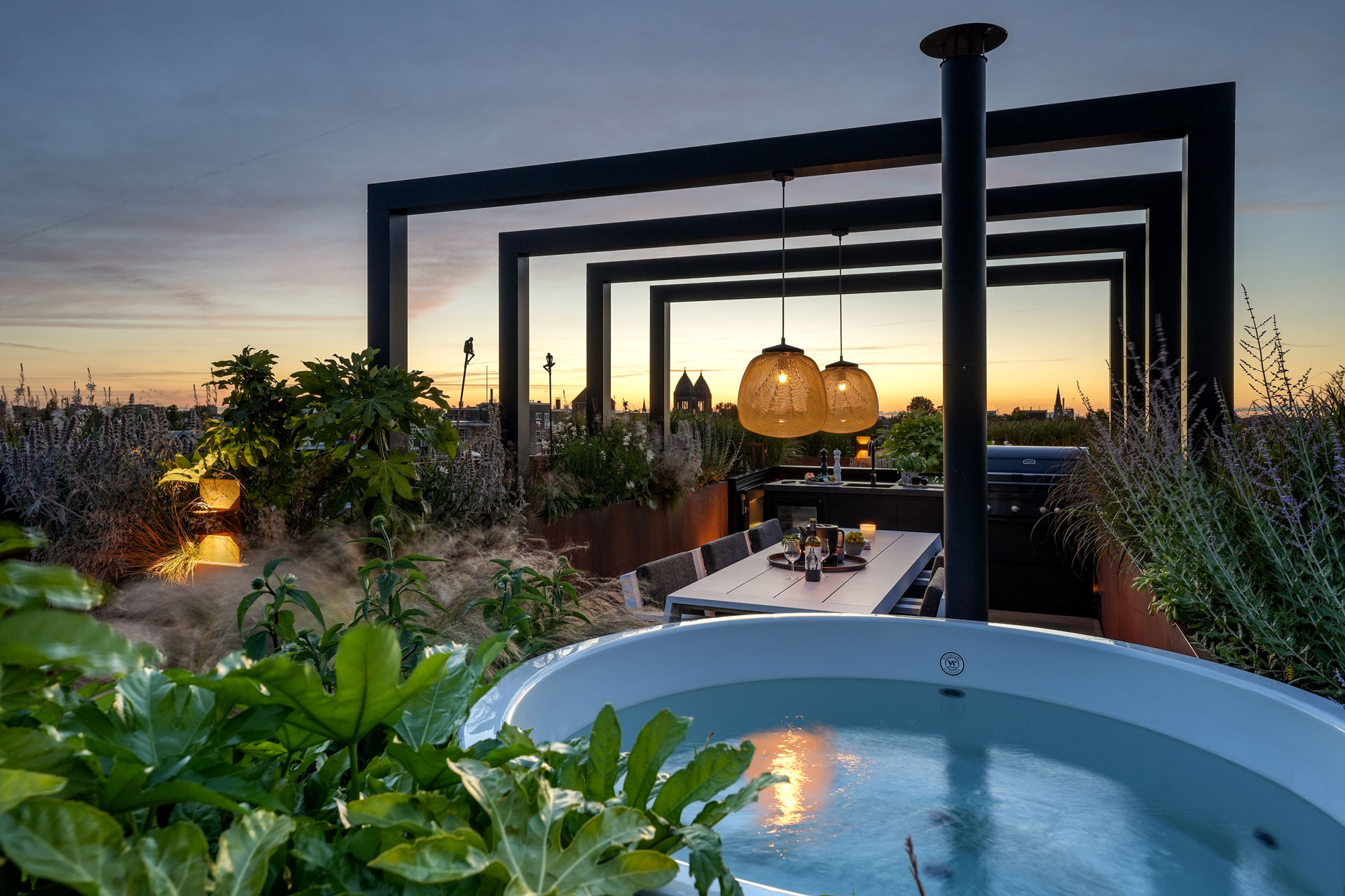 Echte luxe op het dakterras met een hottub en een buitenkeuken.