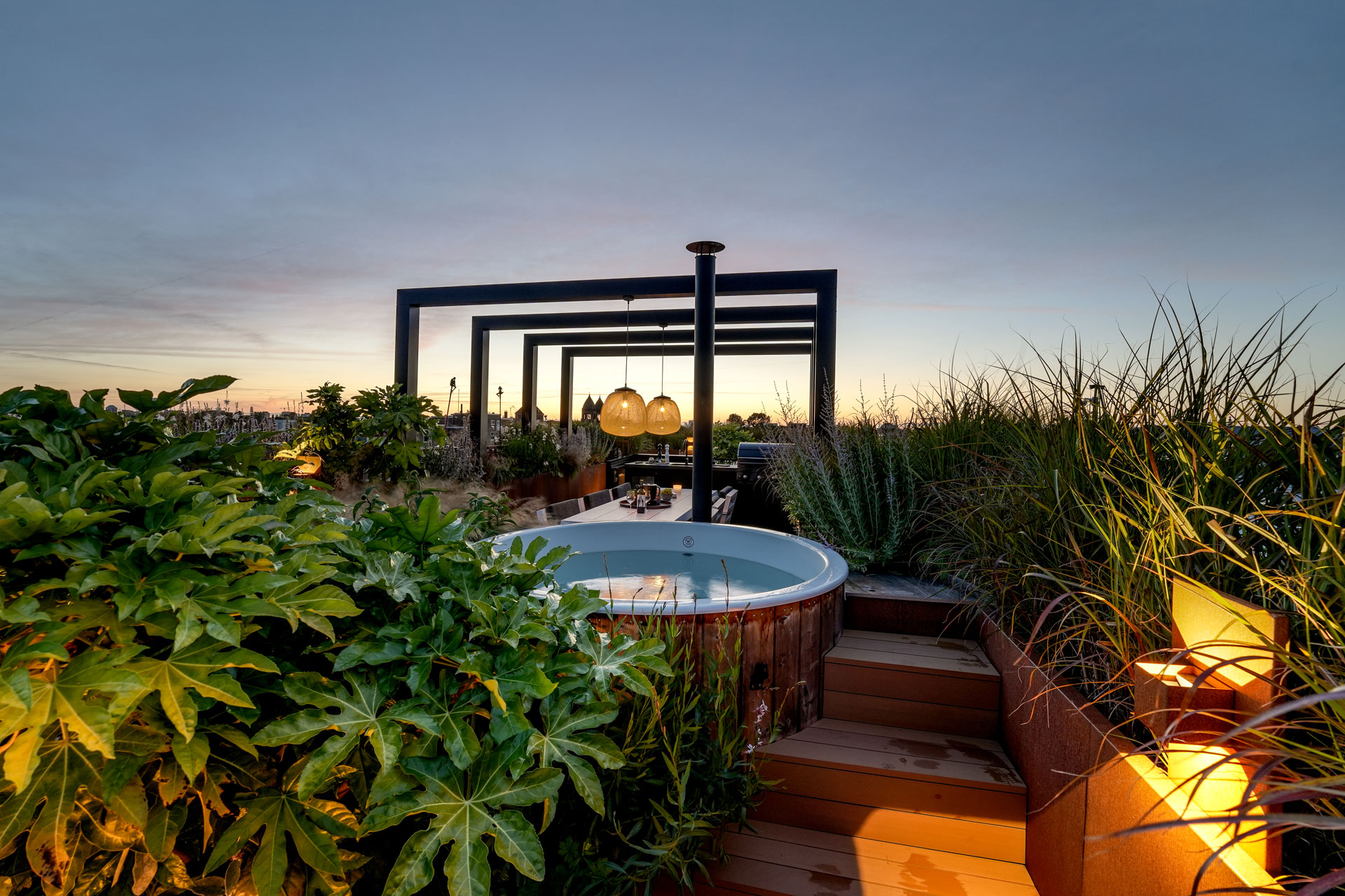 Esthec trap omhoog voor de hottub tussen de groene borders.