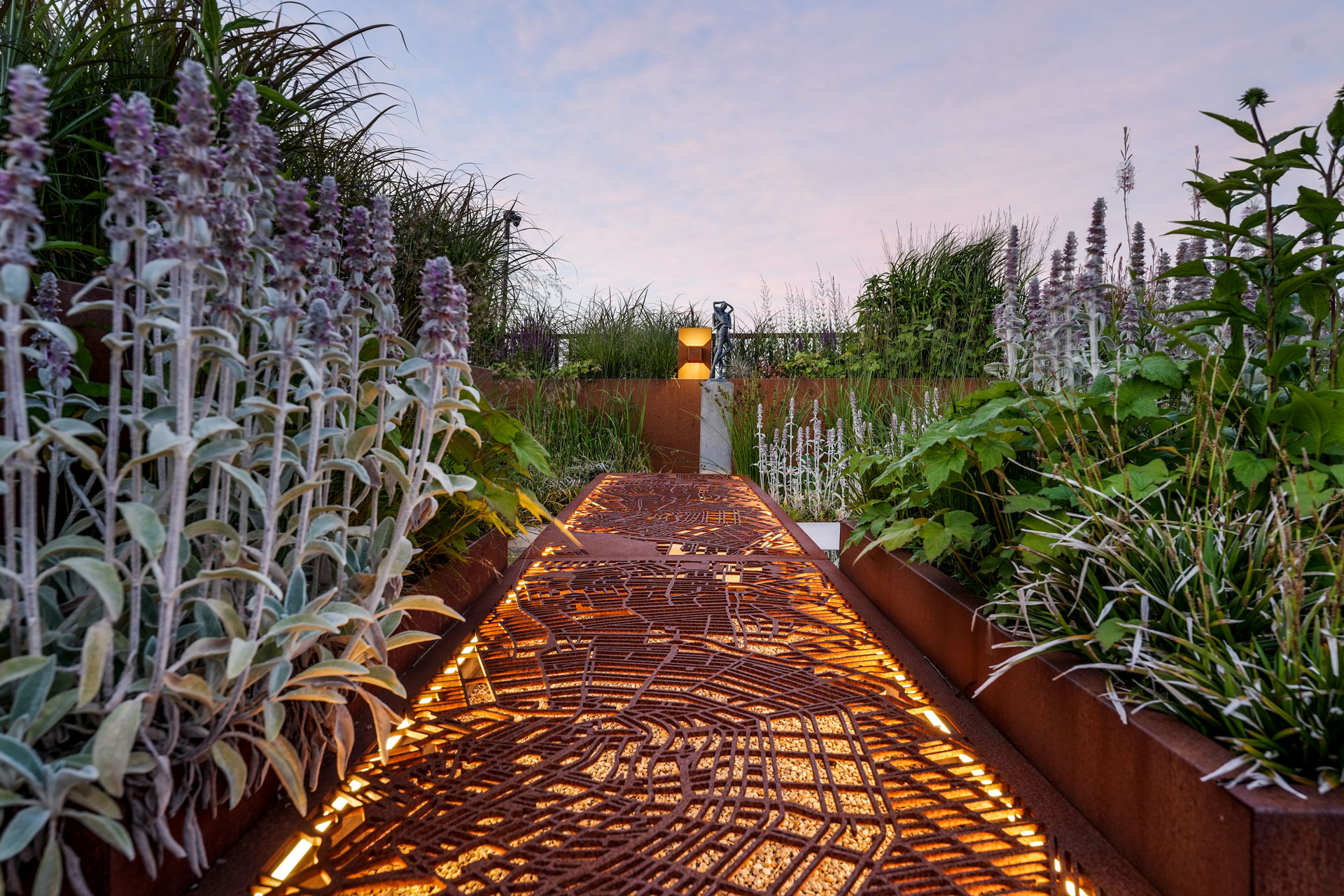 Stalen loper die mooi verlicht is.