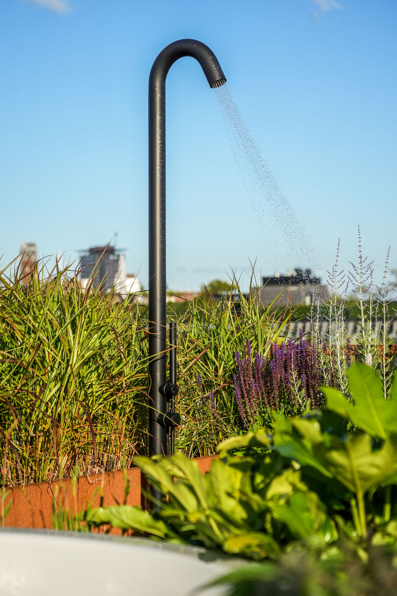 Boutendouche tussen de groene borders in.