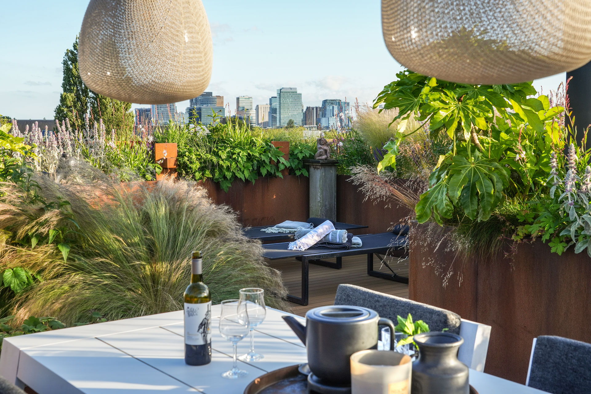 Eettafel met loungehoek en ligbedden.