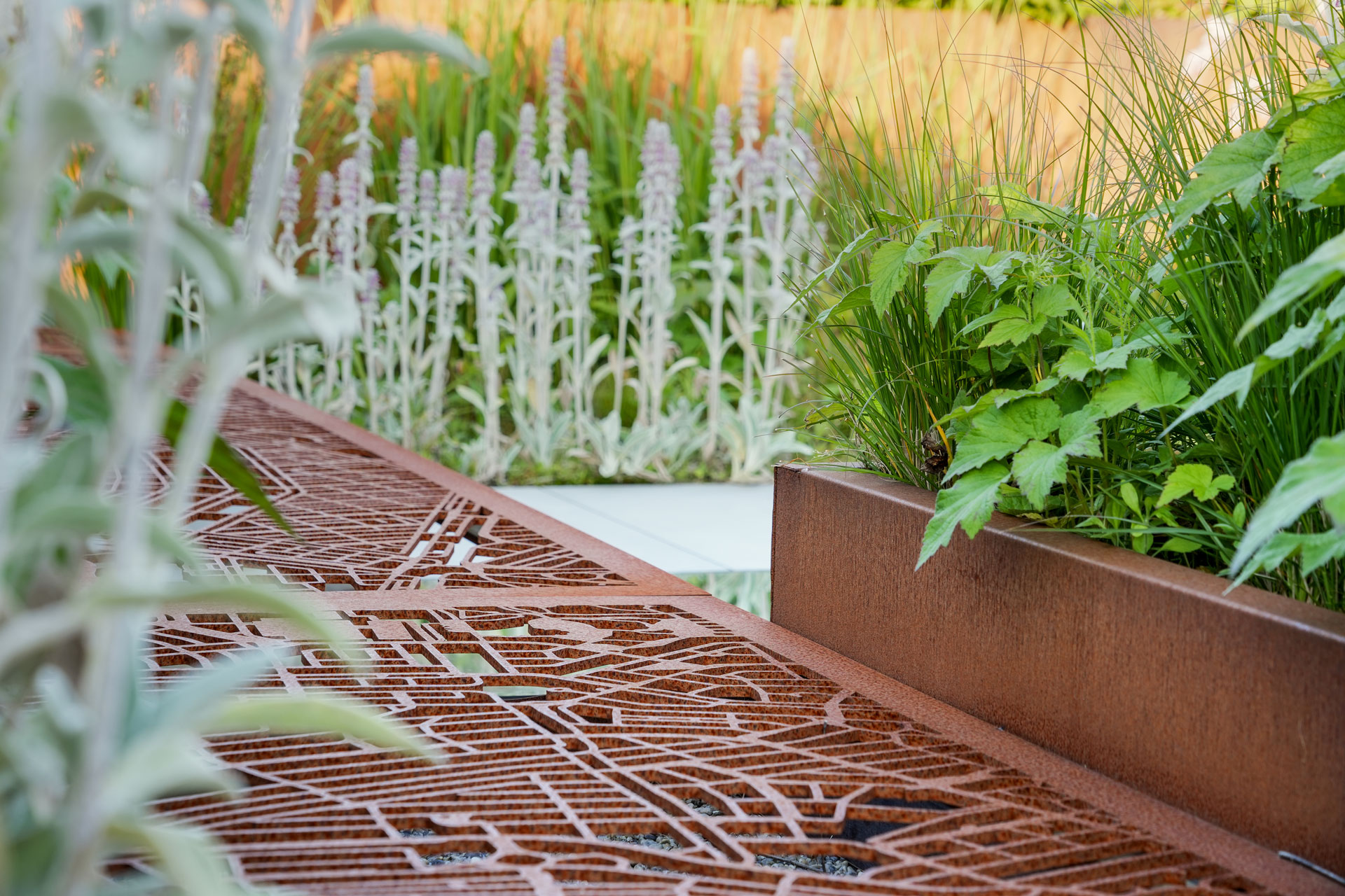 Cortenstale loper tussen de borders door.