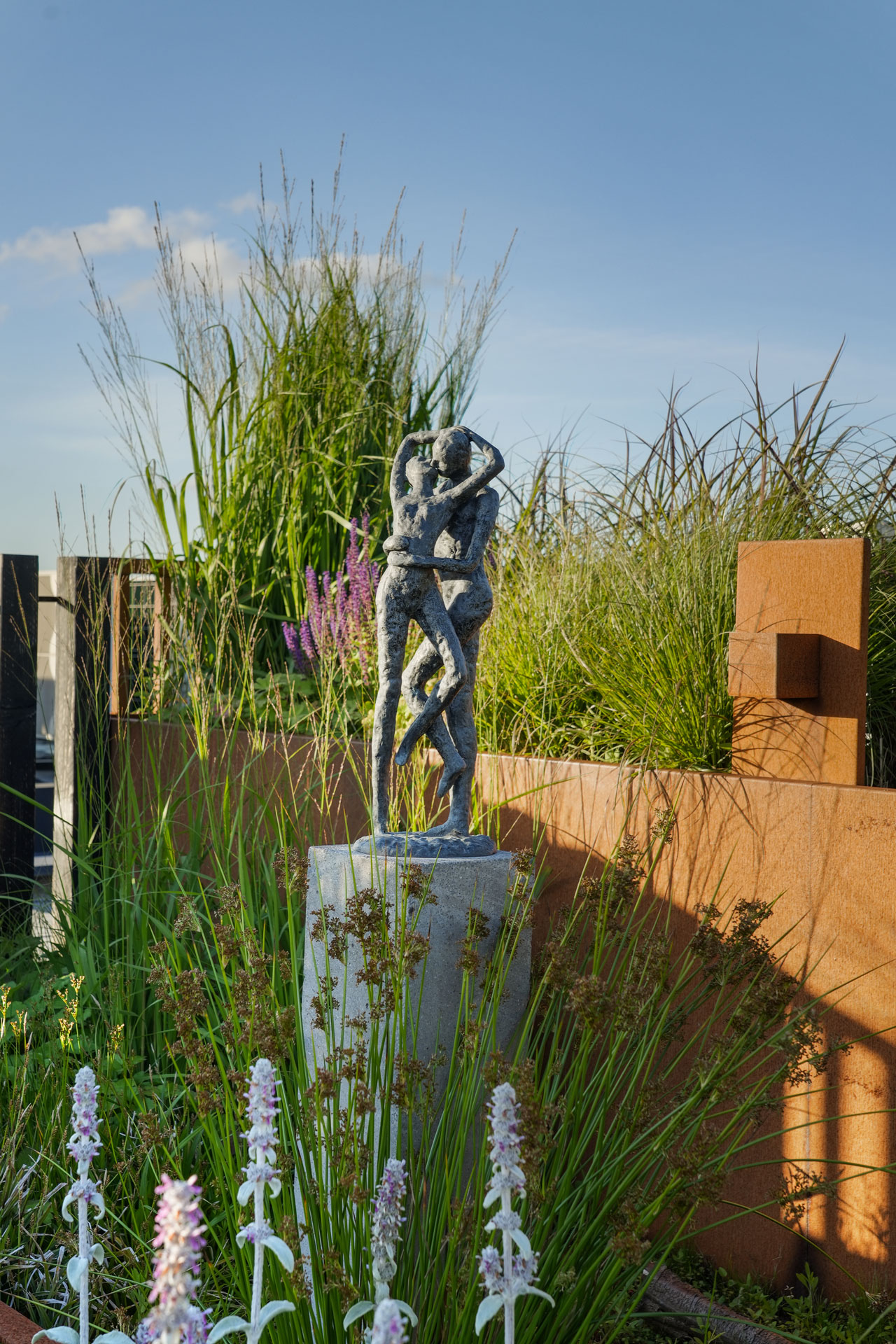 Kunst beeldje tussen de cortenstale bakken in.