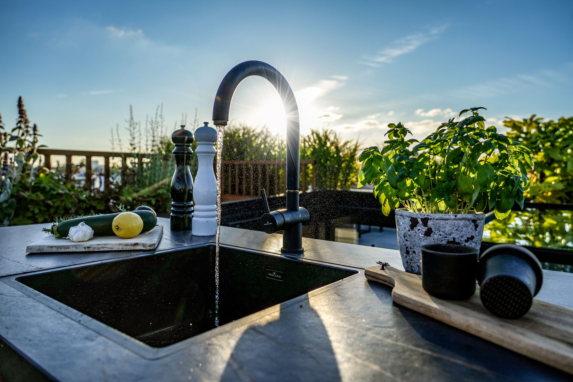 wasbak in de buitenkeuken op het dakterras