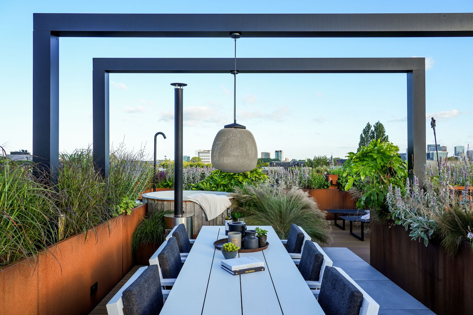 Eettafel onder de pergola en openhaard