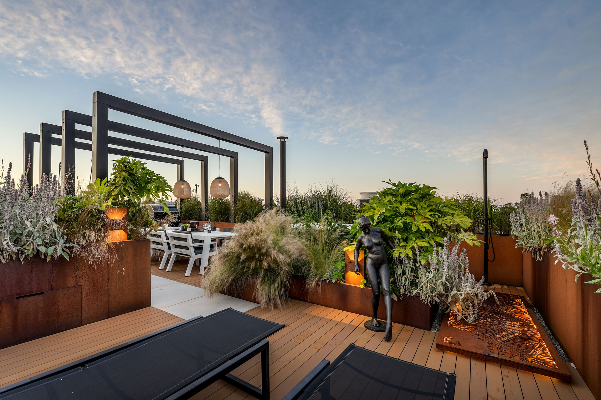 Esthec terras met ligbedjes tussen de groen begroeide cortenstale bakken in.