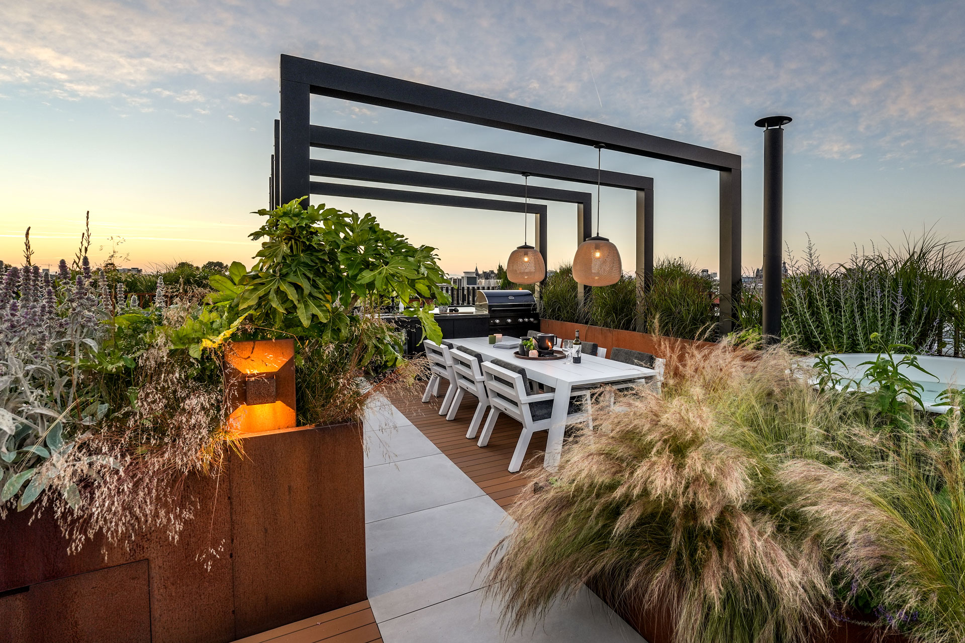 Keramisch pad langs esthec terras met eettafel.