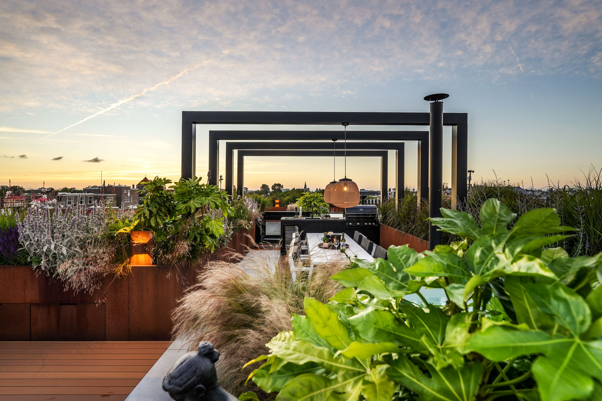 Groene daktuin met pergola en cortenstaal bakken.