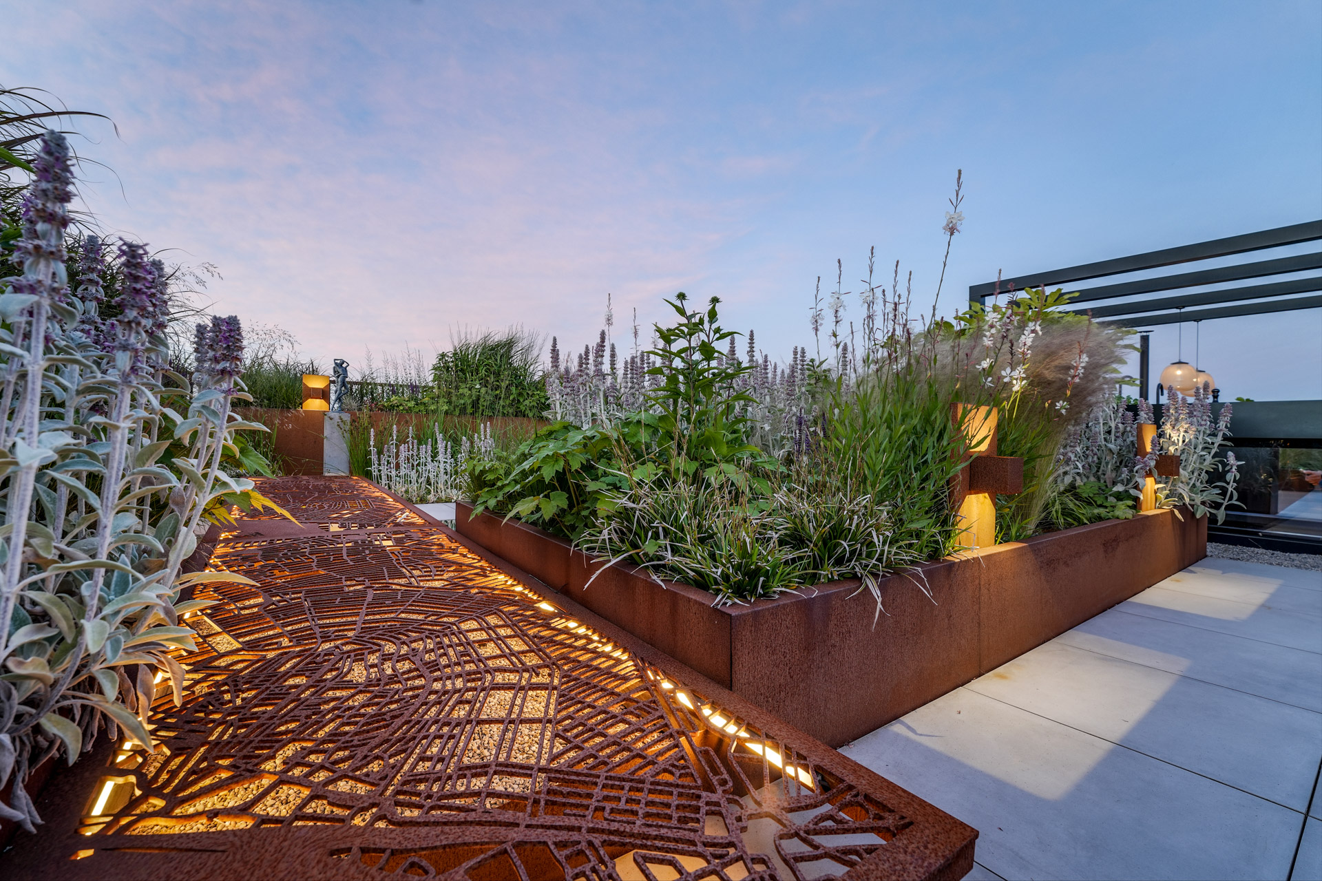 Cortenstale loper tussen de cortenstale bakken.