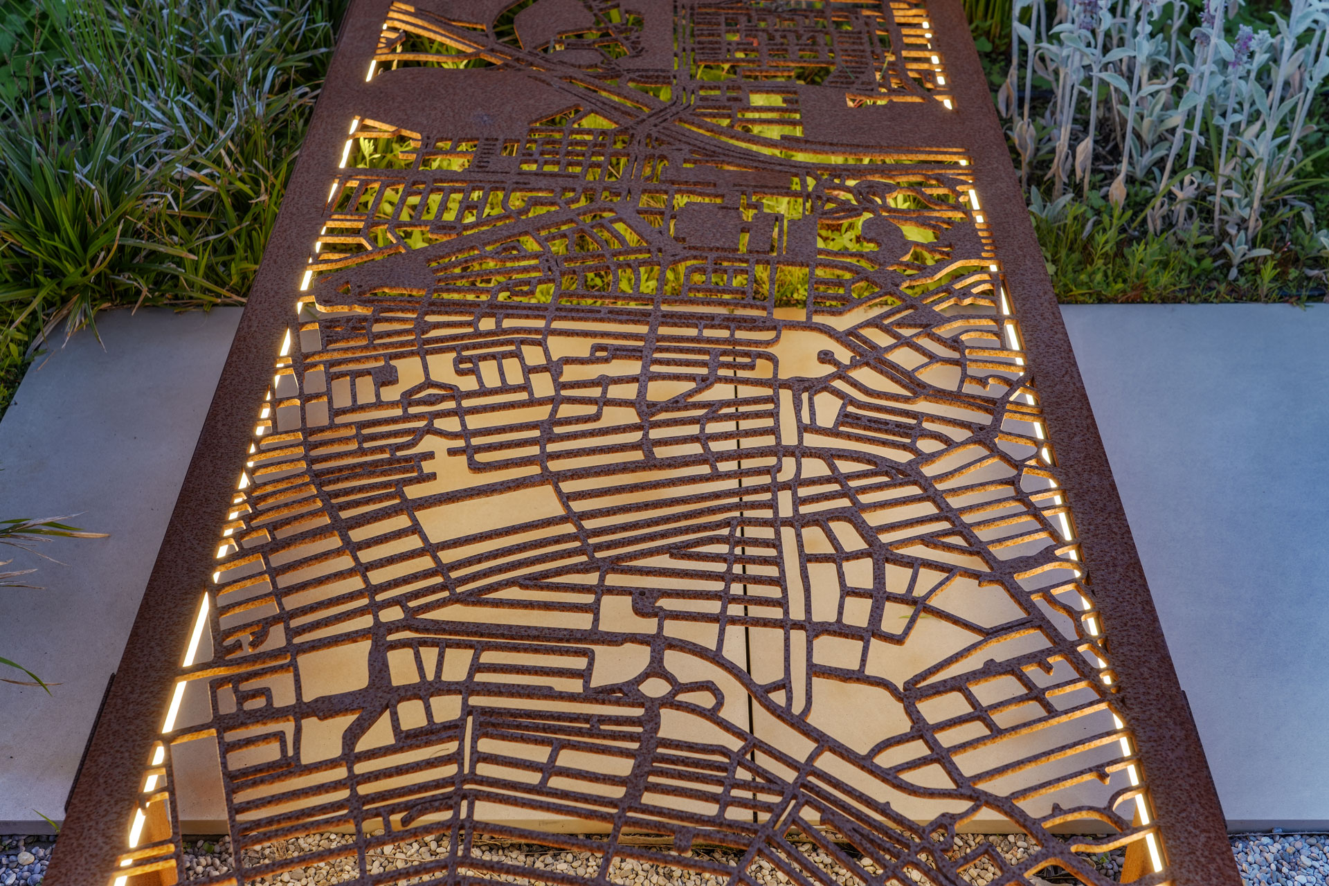 Cortenstale loper met led strips.