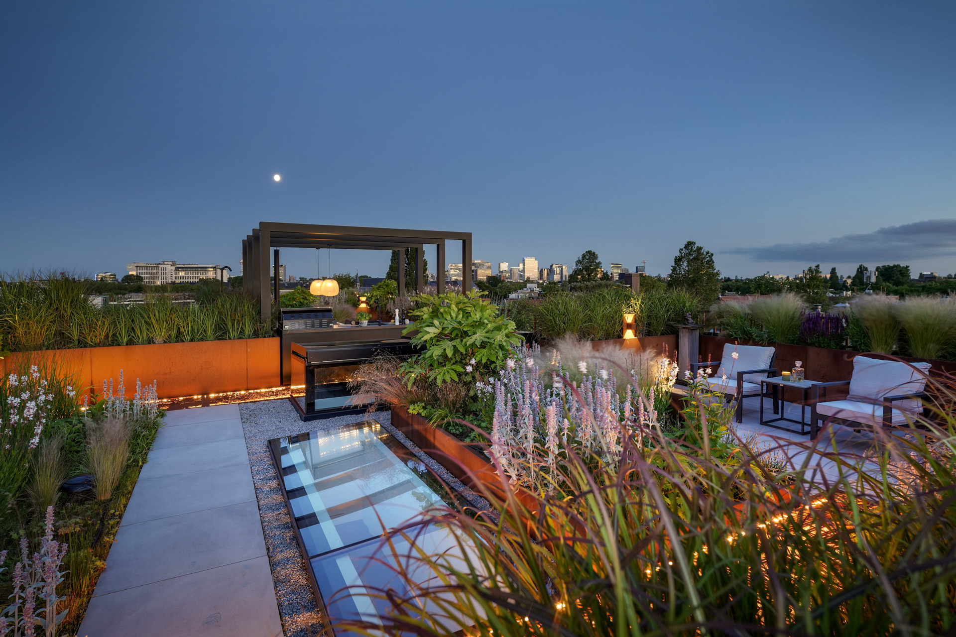 Sfeervol dakterras met keramische tegels en dakvenster.