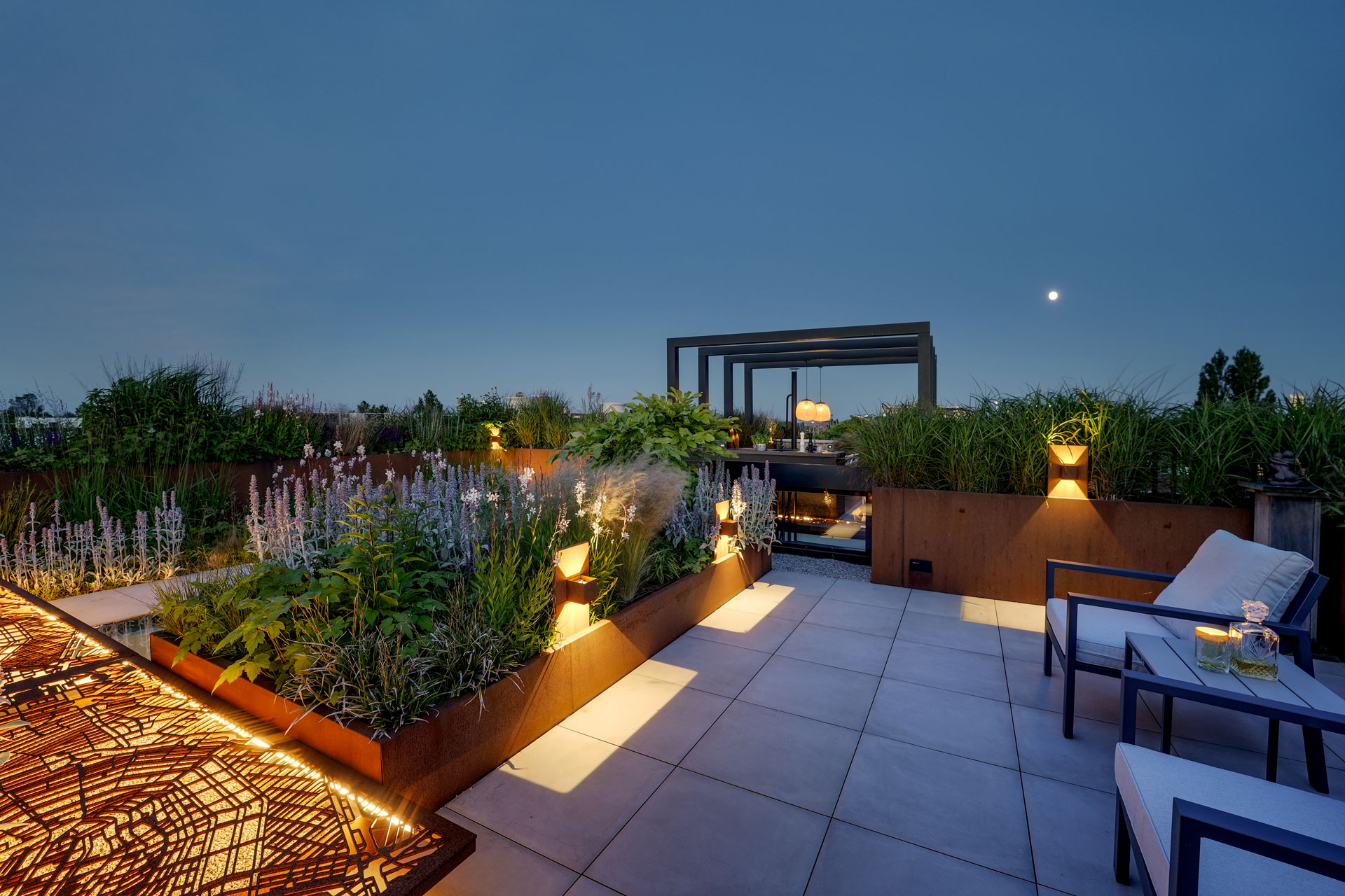 Sfeervolle zithoek in de avond met veel spotjes.