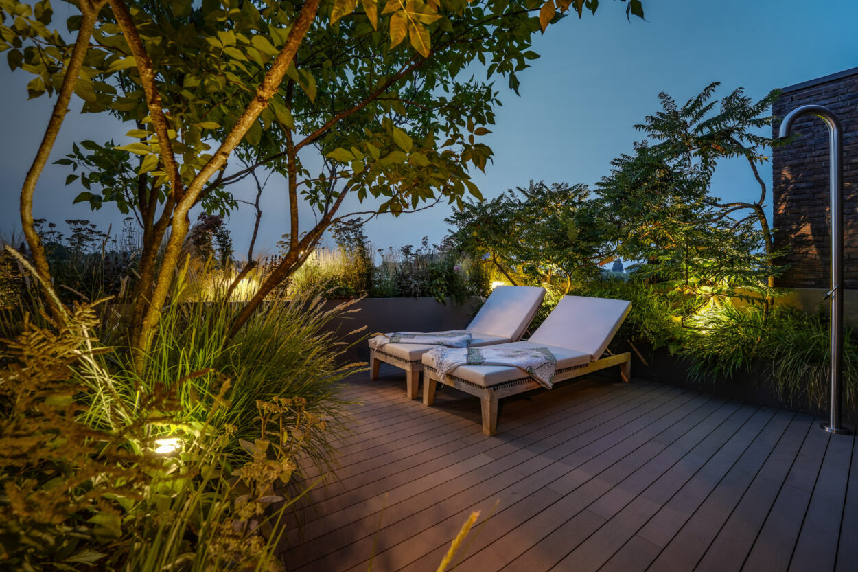 Ligbedjes op terras met buiten douche.