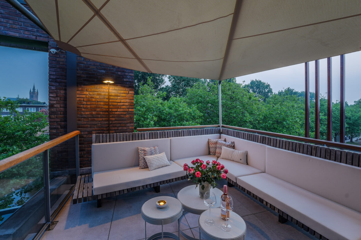 Zithoek met maatwerk bank op het keramische terras