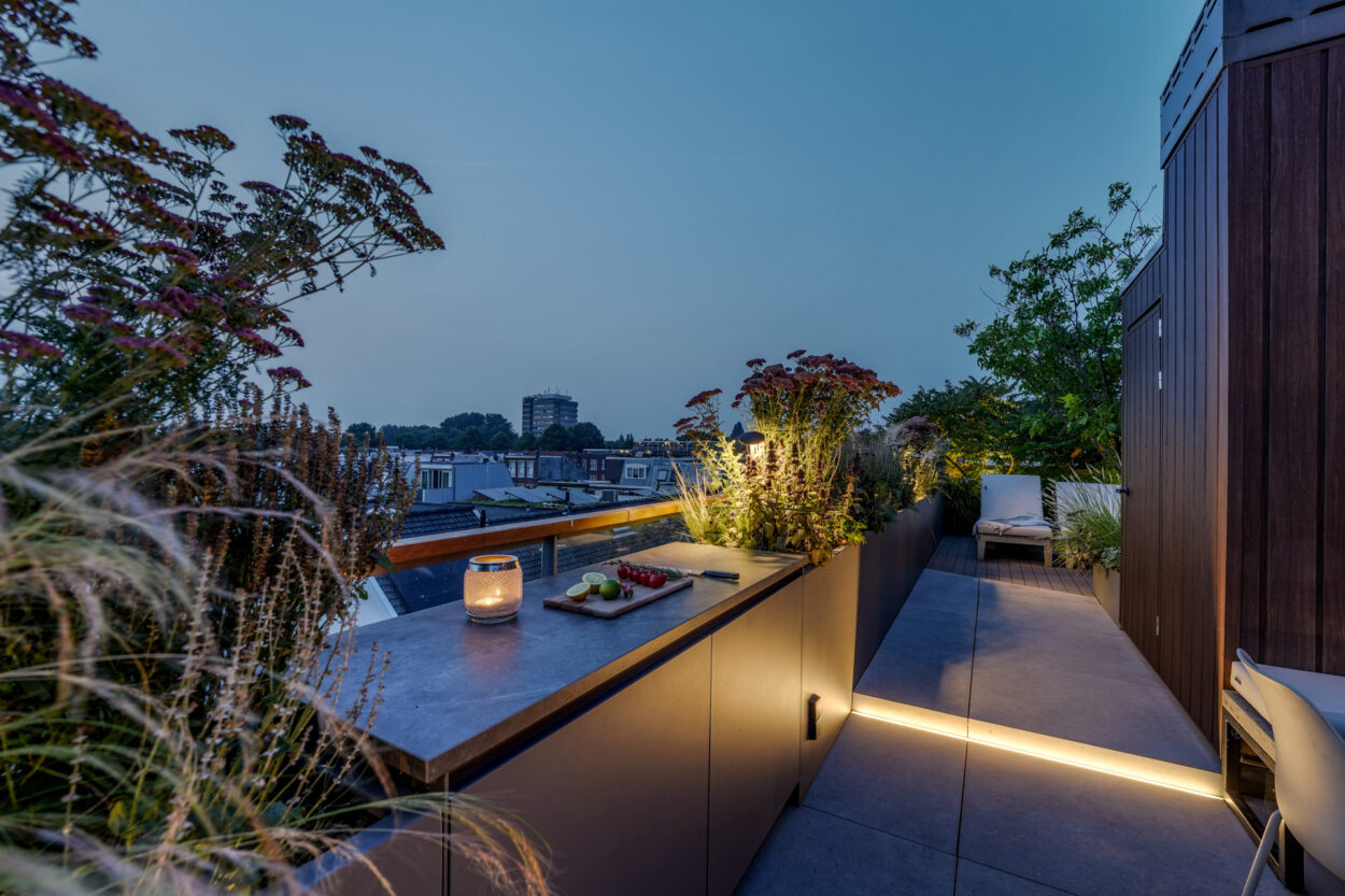 Buitenkeuken met sfeerverlichting.