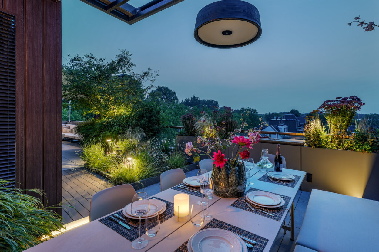 Sfeervolle eettafel met spots er om heen.