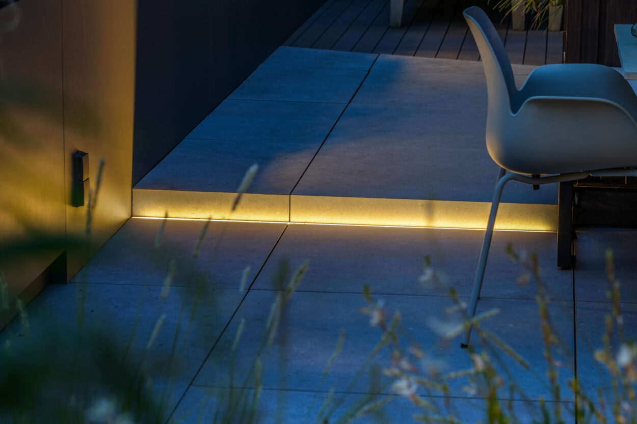 Opstap van keramische tegels met ledstrip.