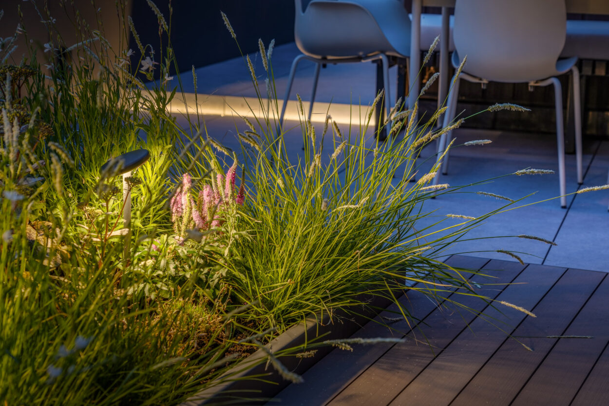 Verlaagde plantenbak met sfeerspots er in.