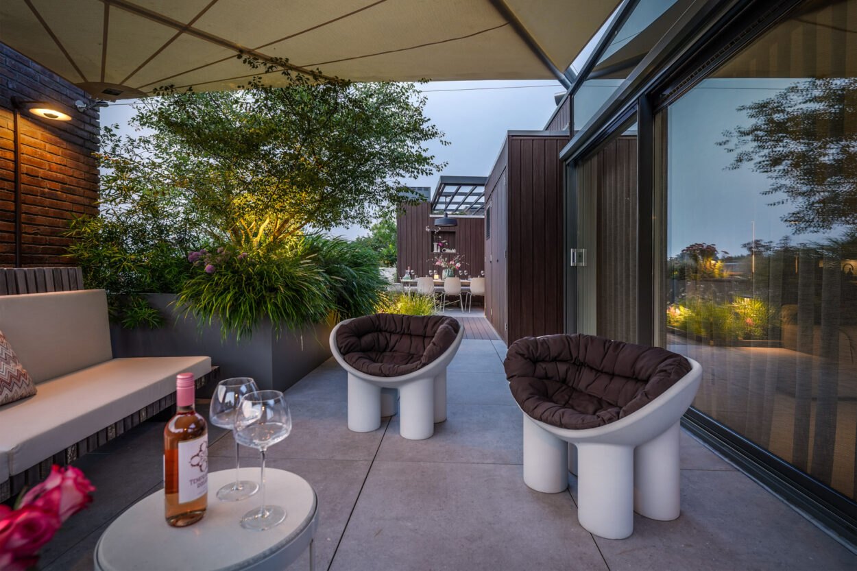 Zithoek met overkapt doek.