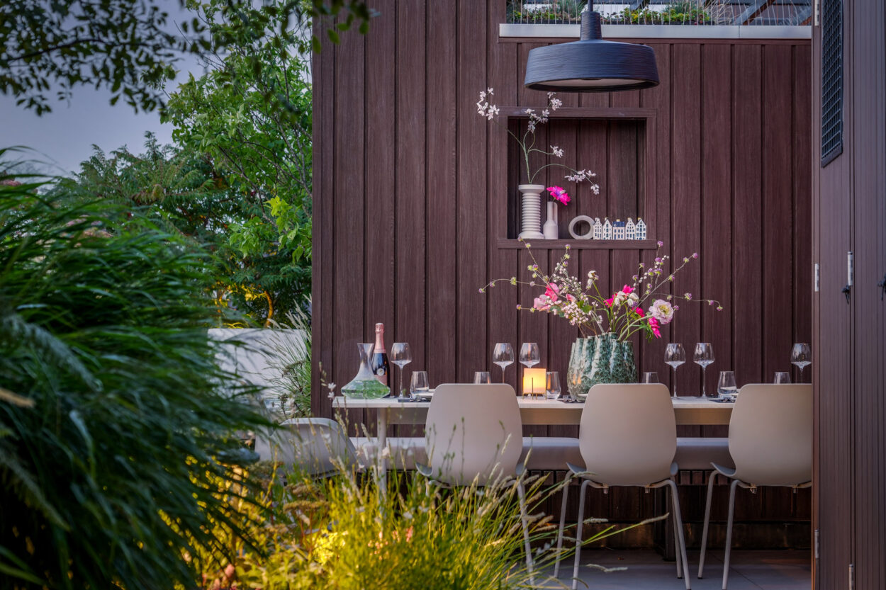 Groene doorkijk naar eettafel.