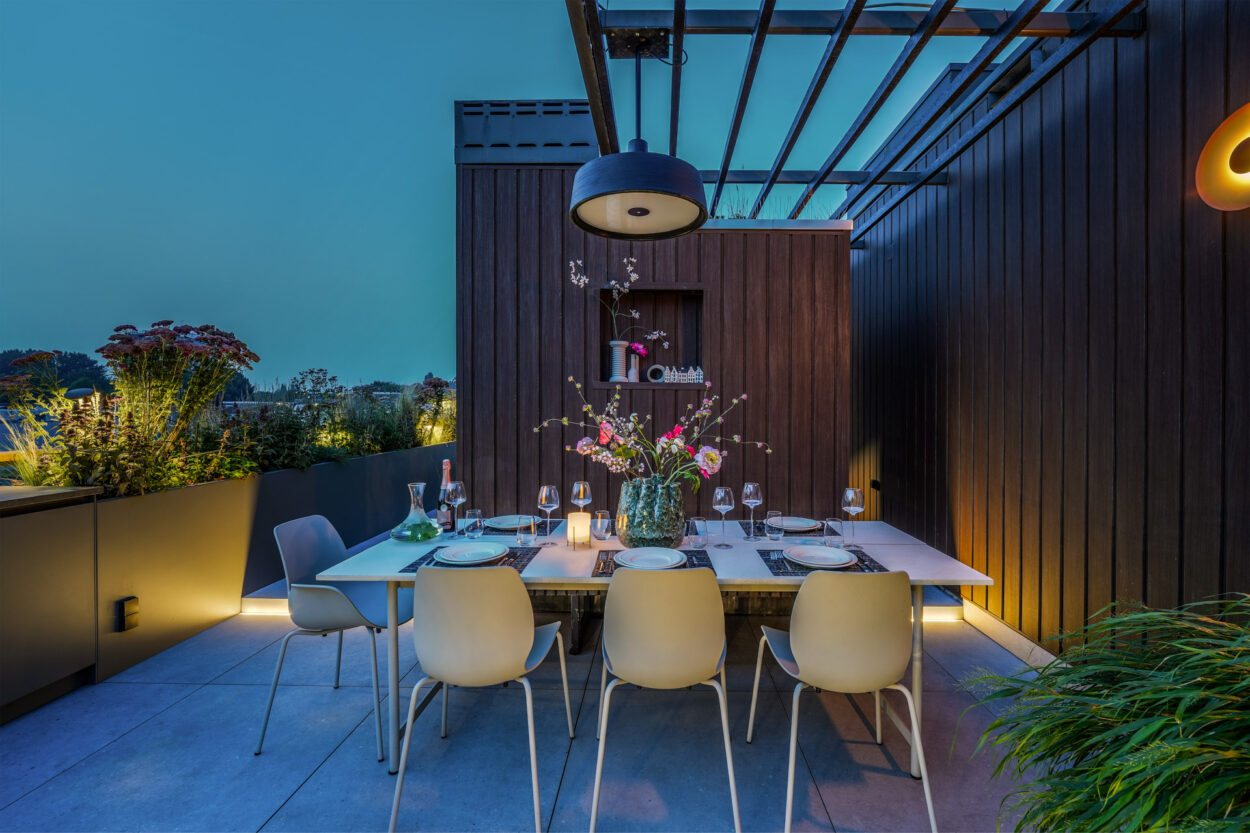 Eettafel op het terras met sfeervolle led strips.