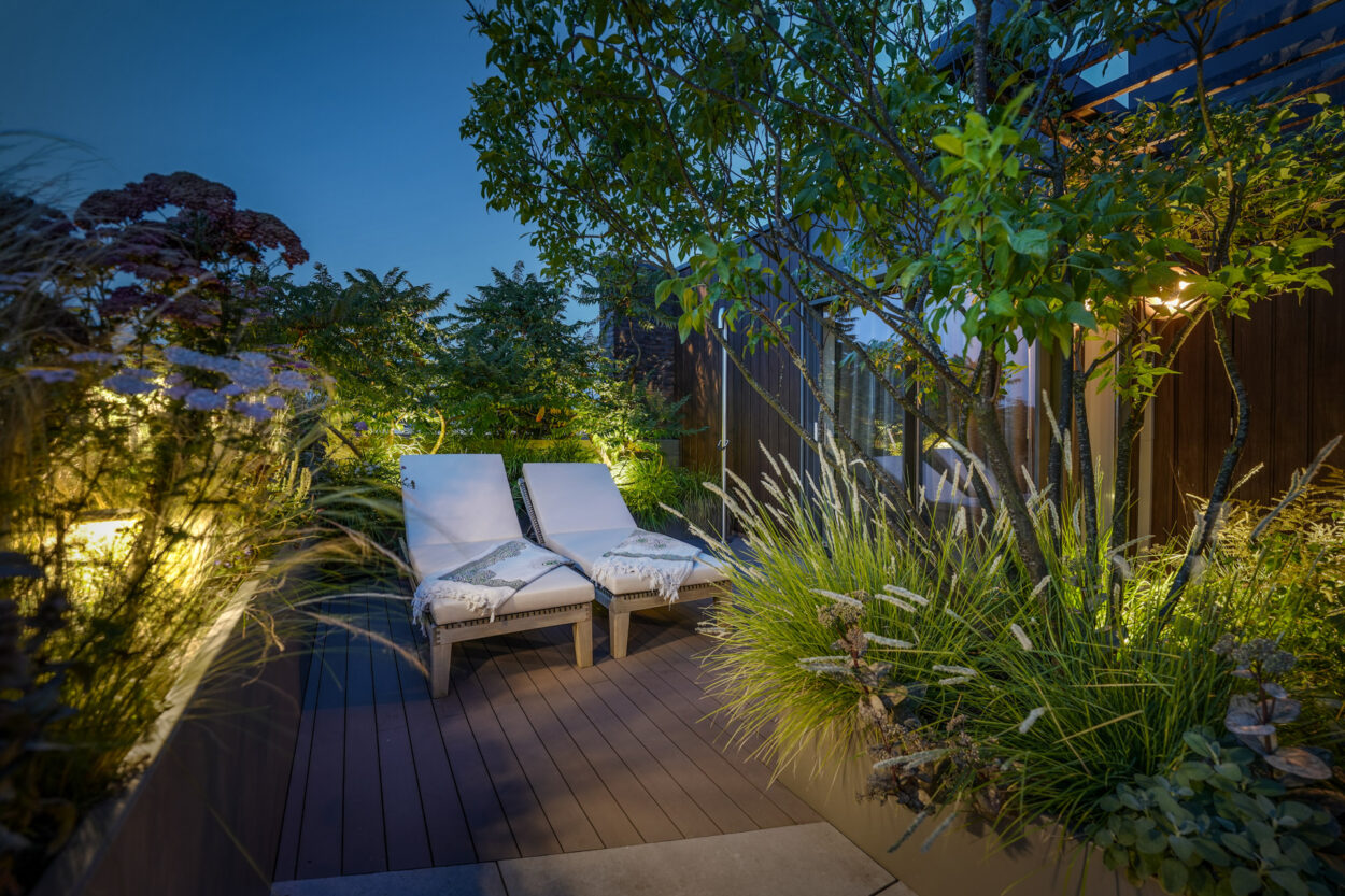 Ligbedden op het Esthec terras in het avondlicht.