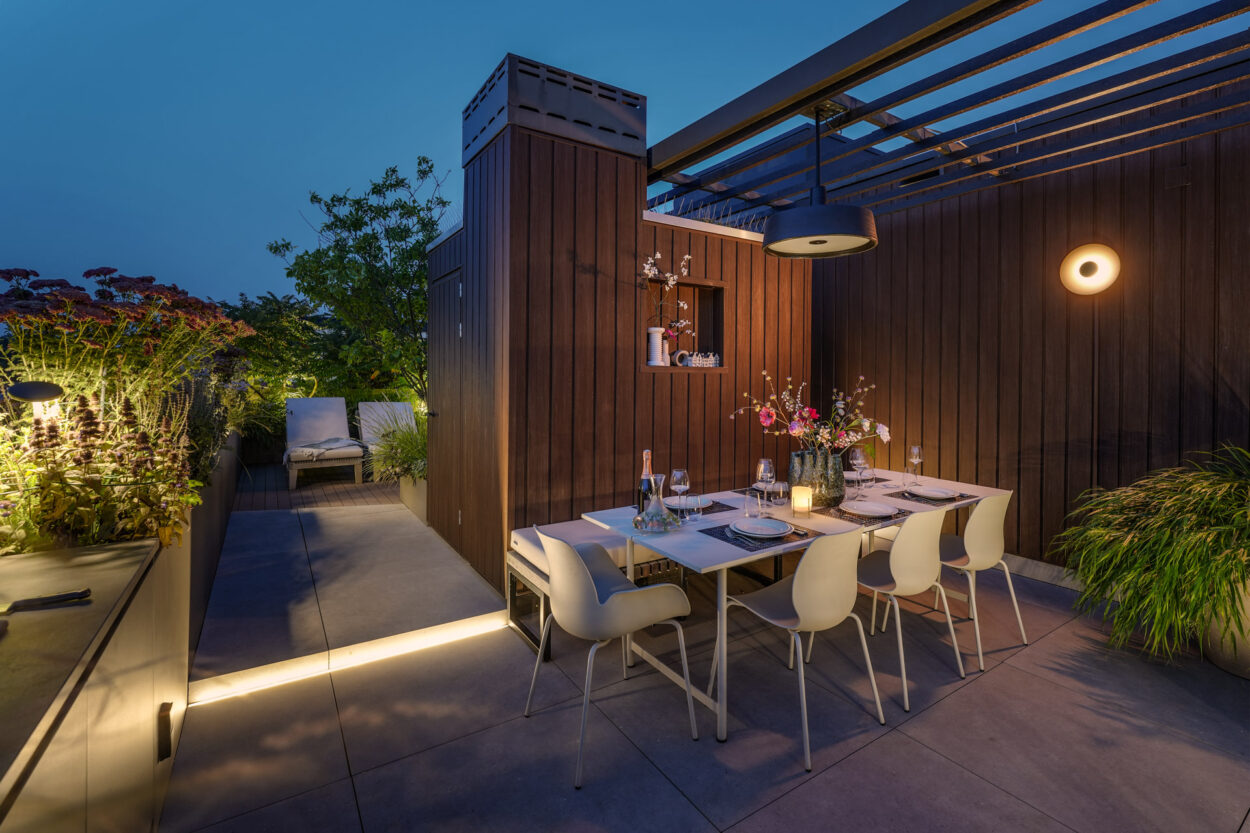 Sfeervolle led strip bij het opstapje van keramische tegel.