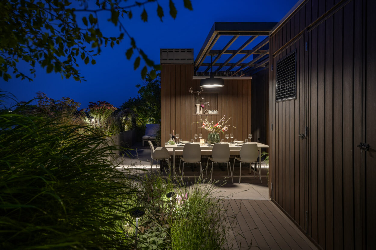 Daktuin in het sfeervolle avondlicht.