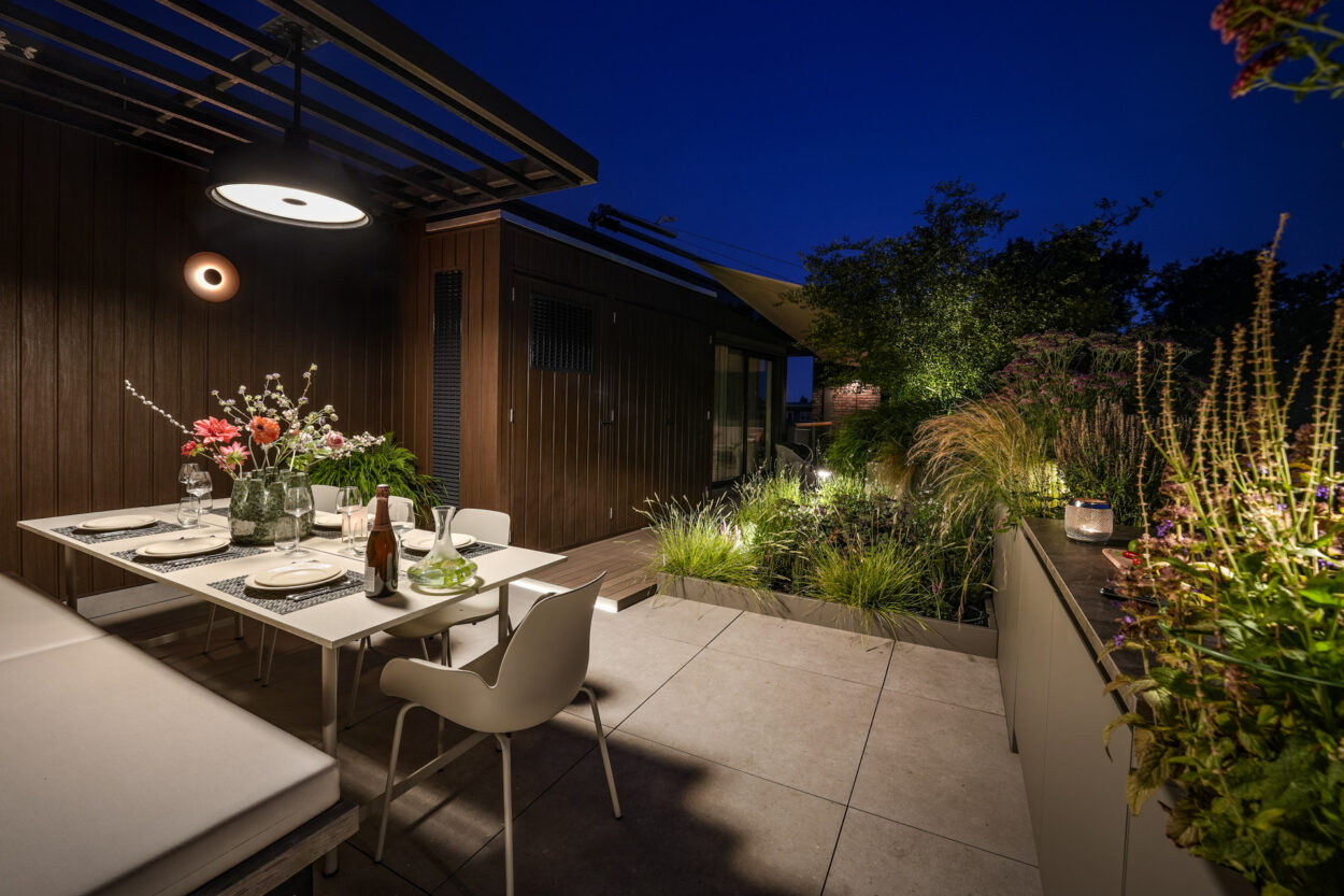 Tuin verlicht door sfeervolle spotjes.