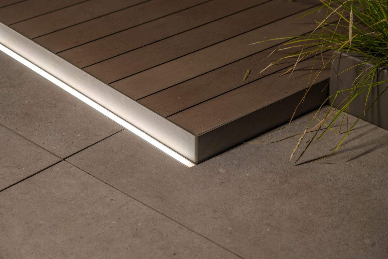 Sfeervolle led strip langs de keramische tegel.