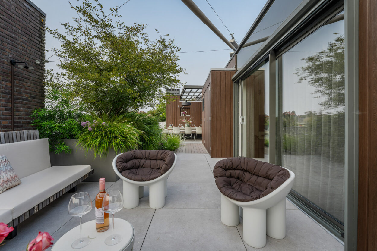 Zithoek op het keramische terras.