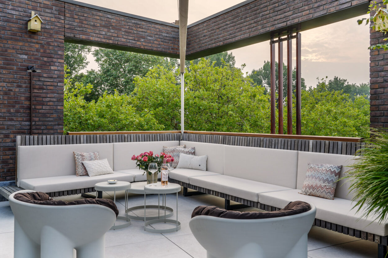 Keramisch terras met loungebank.