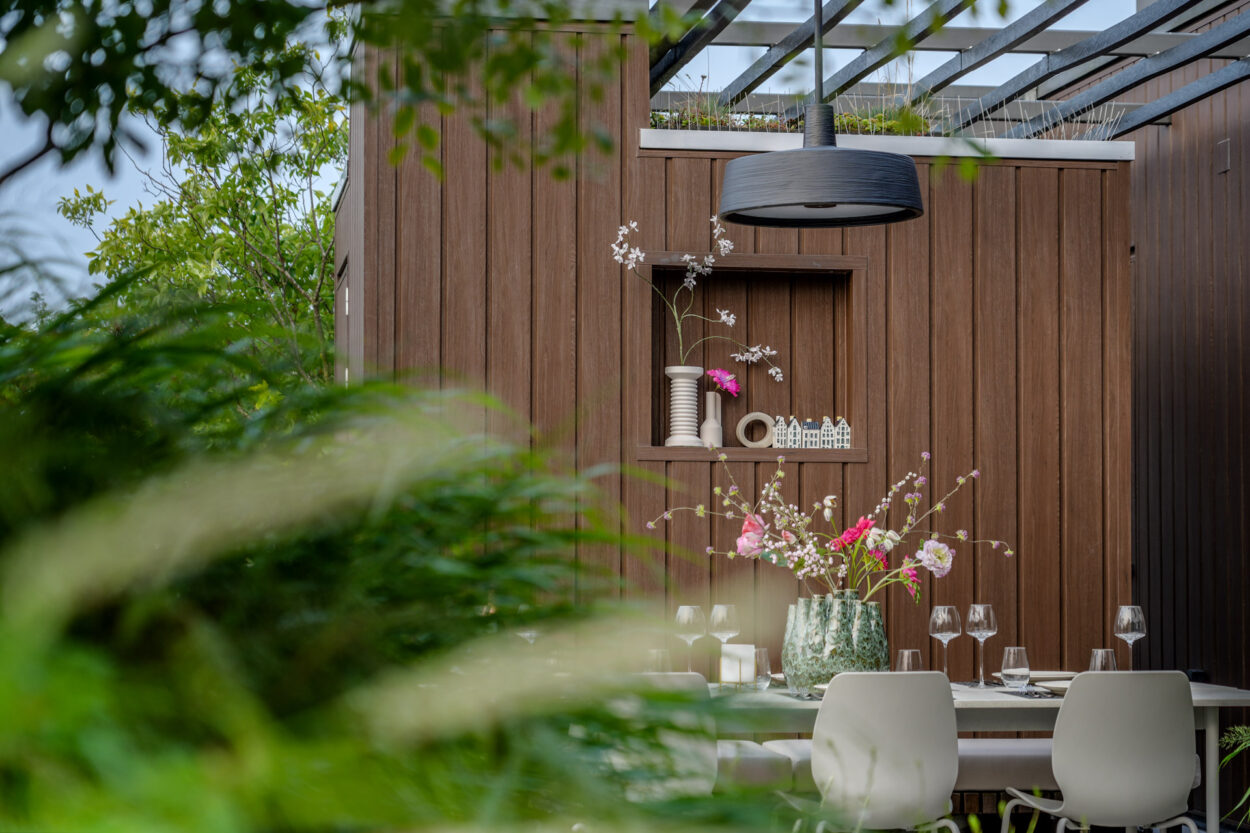Groene doorkijk op de eettafel en sedum op het dak.