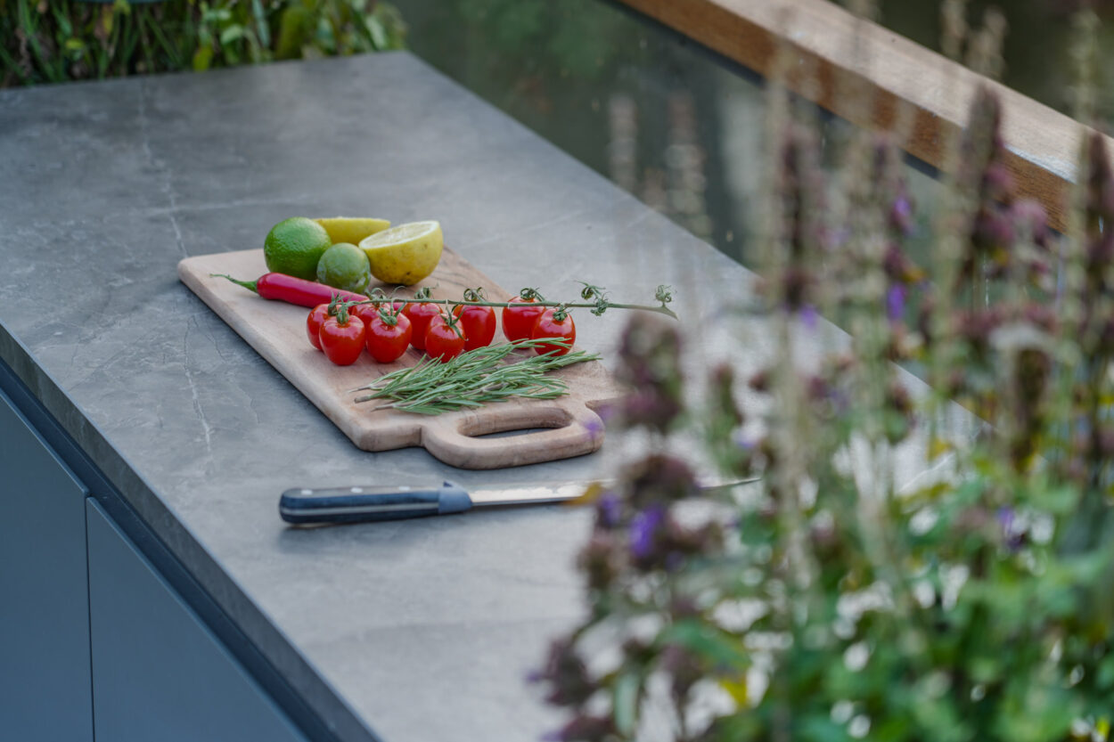 Buitenkeuken tussen de beplanting.