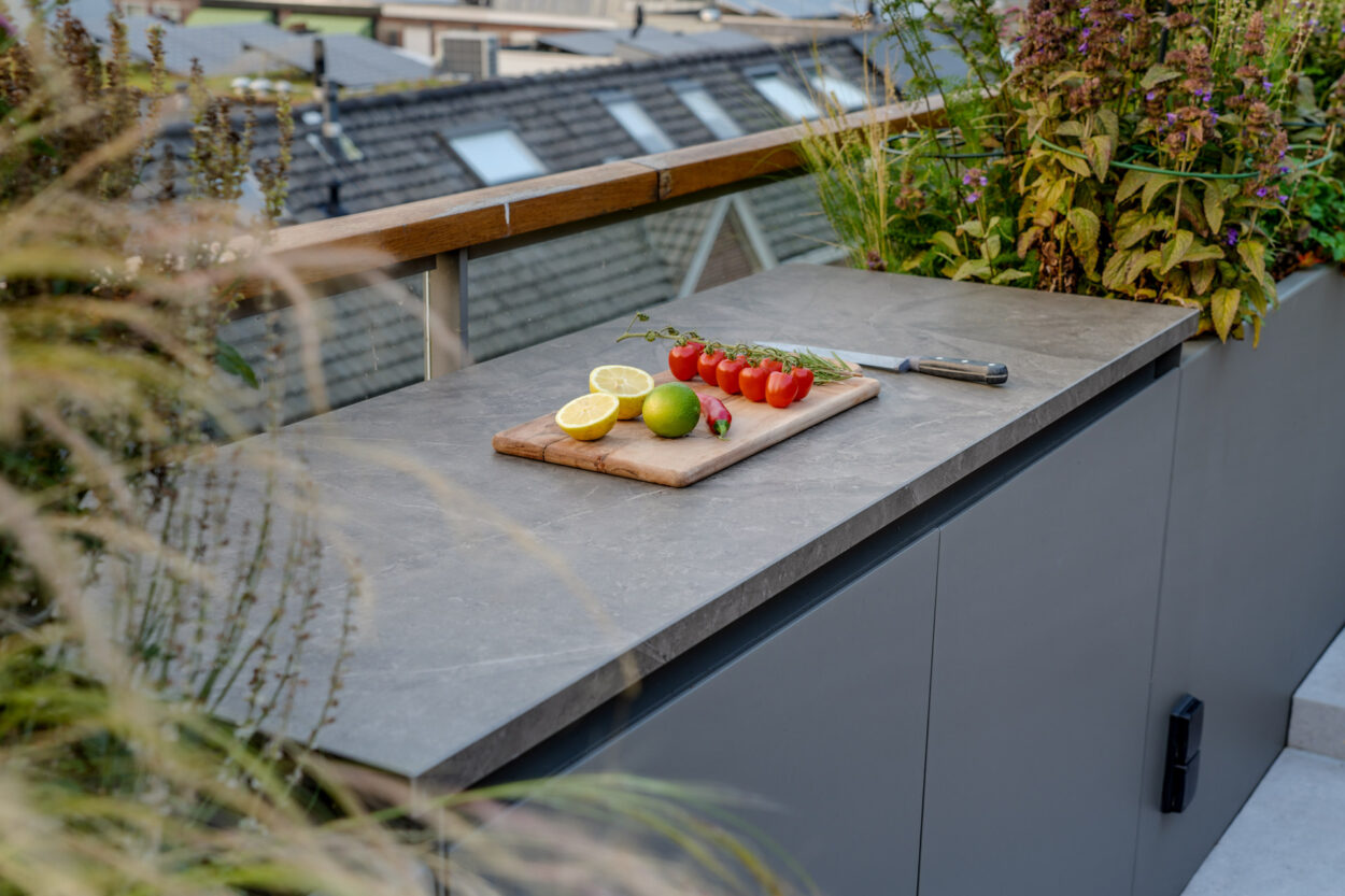 Buiten keukenblad om lekker te kunnen koken tussen de groene borders.