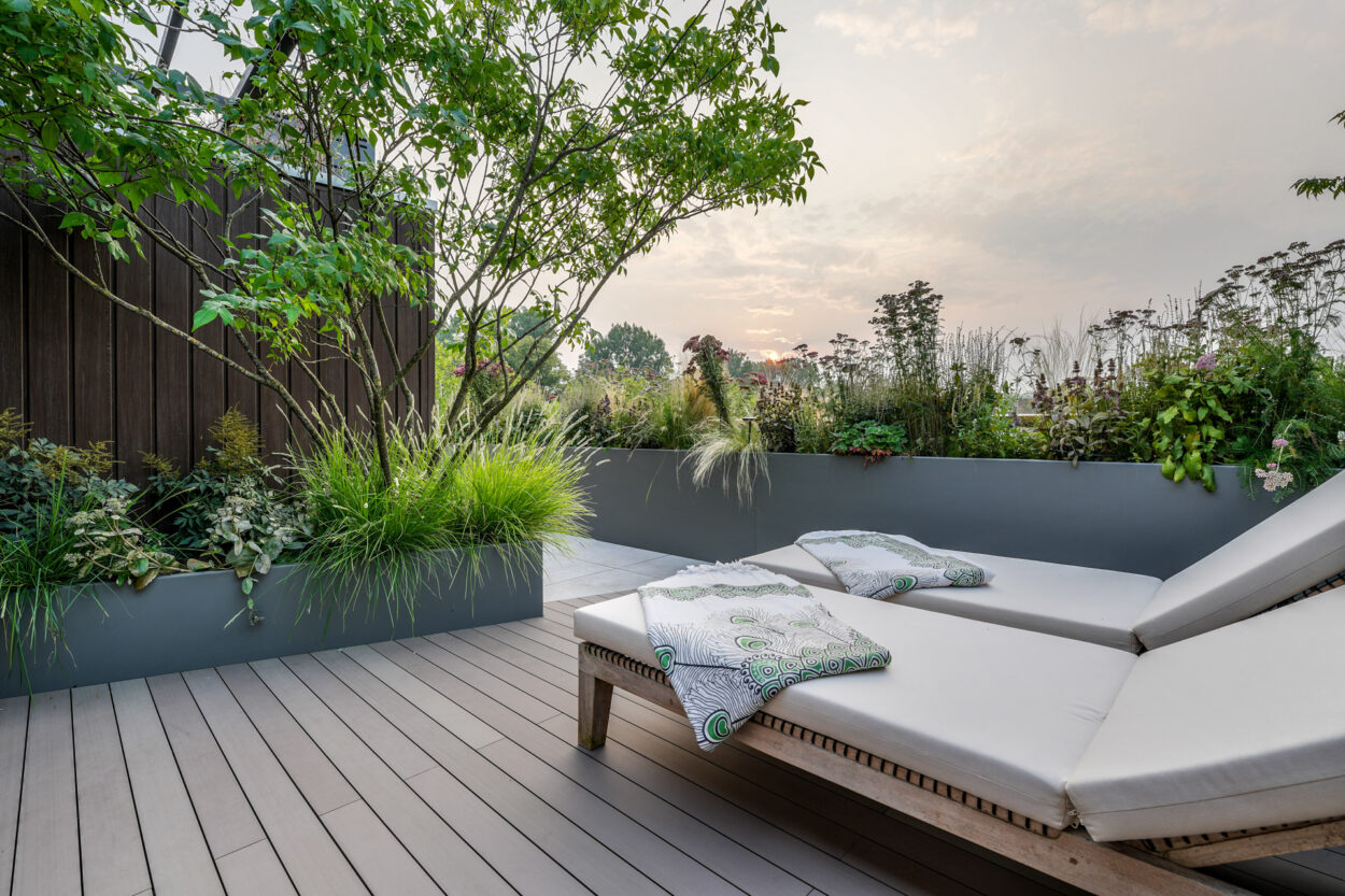 stukje Esthec terras met ligbedden.