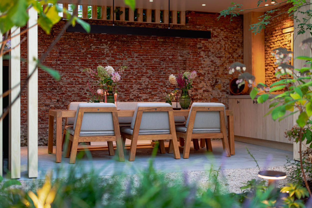 ALT TEXT: 04 omslag / Eettafel in de tuin