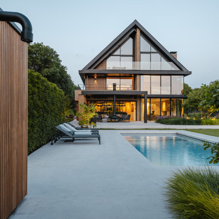 Serene Simplicity: A Modern Garden Oasis with Pool