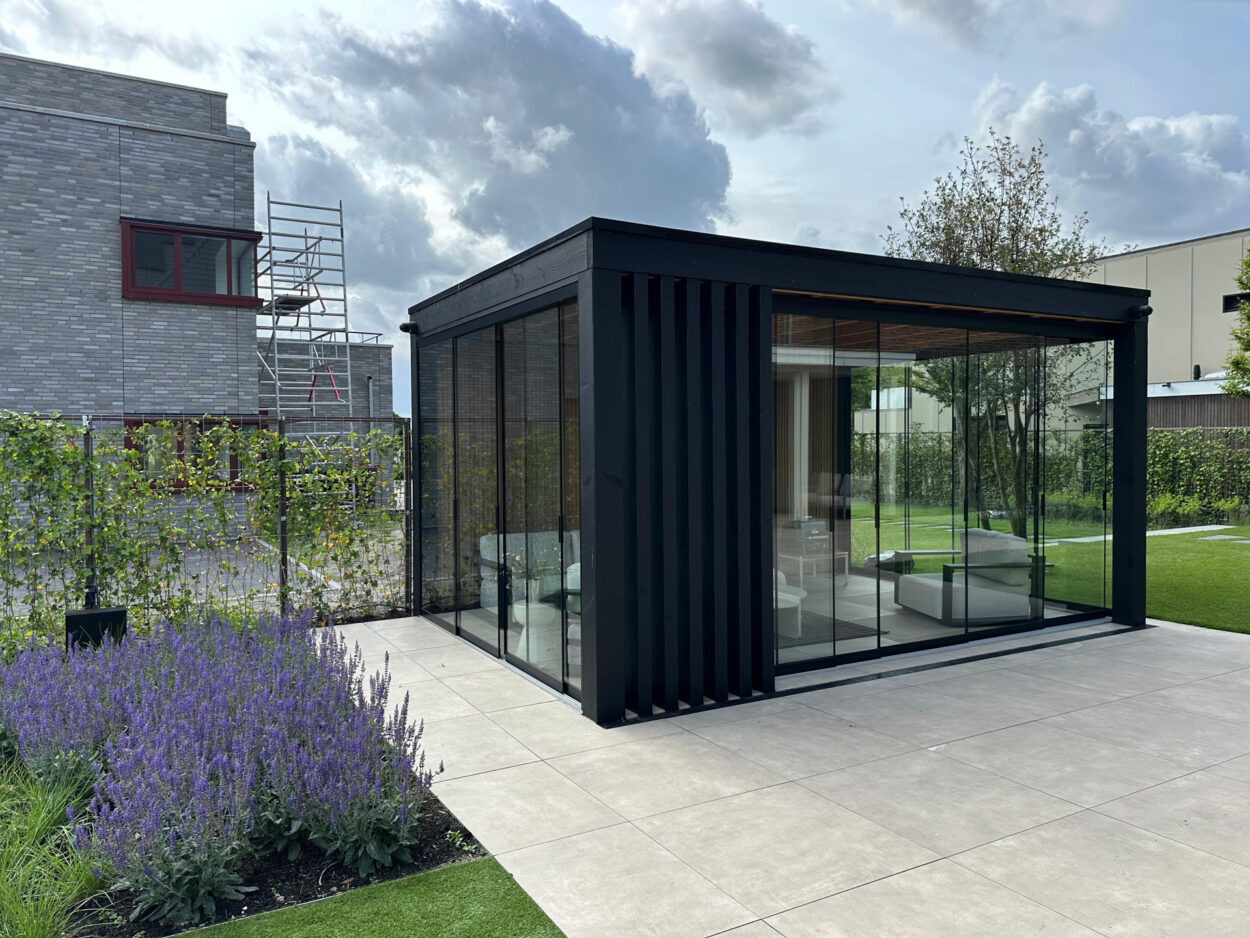 17 overkapping met glazen schuifwand